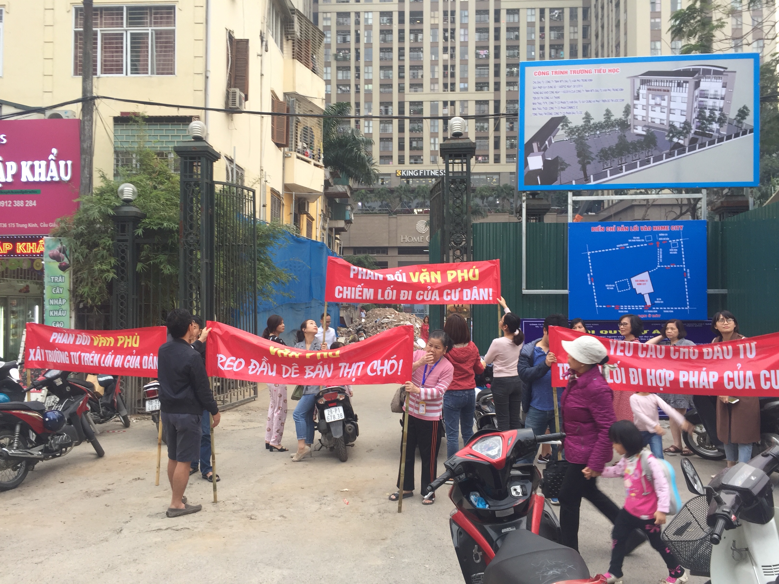 Vụ cư dân Home City 177 Trung Kính bất ngờ bị bịt lối đi: Không ai đổ trộm phế liệu? Vụ cư dân Home City 177 Trung Kính bất ngờ bị bịt lối đi: Không ai đổ trộm phế liệu?