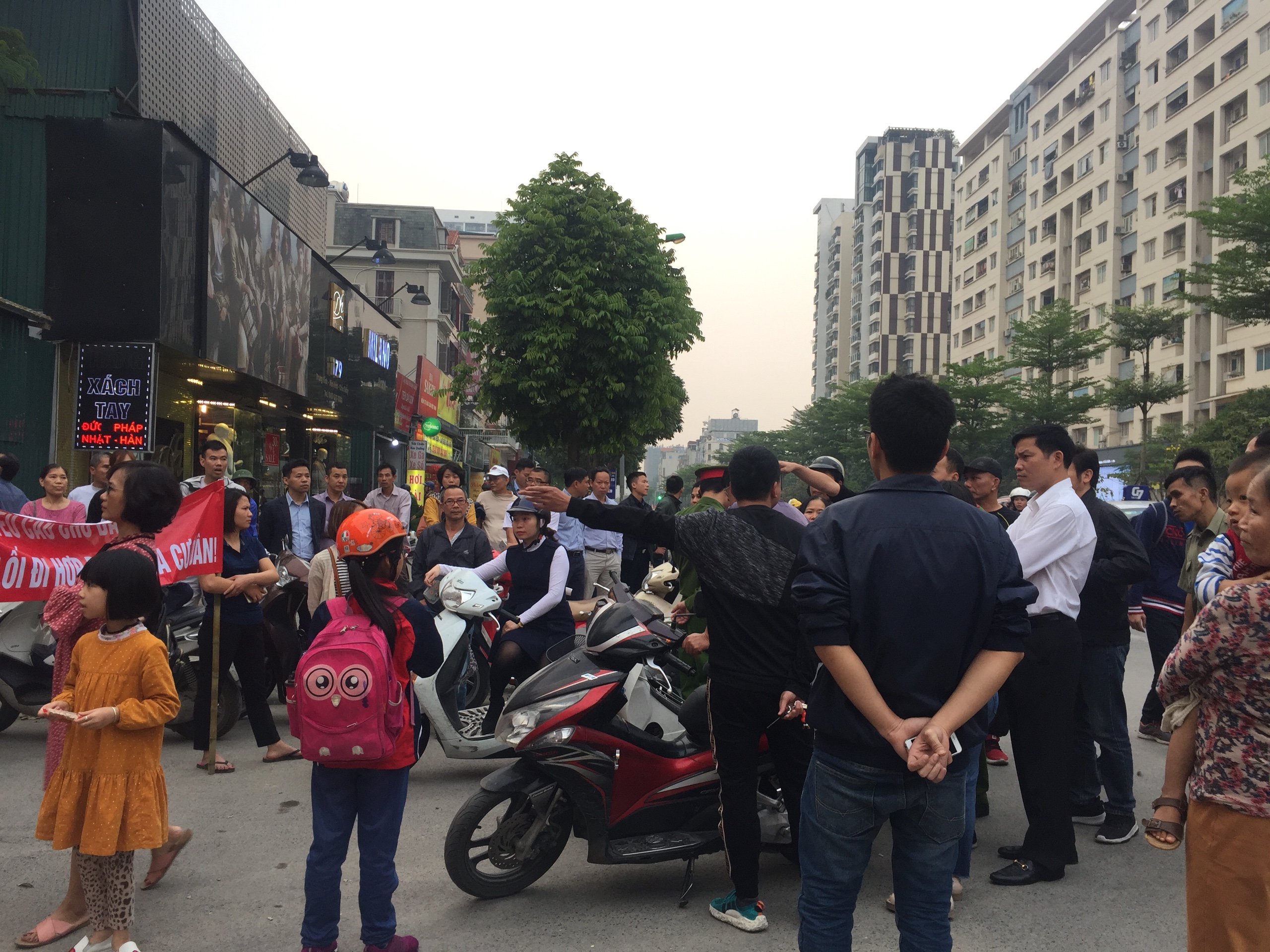 Vụ cư d&acirc;n Home City 177 Trung K&iacute;nh bất ngờ bị bịt lối đi: Kh&ocirc;ng ai đổ trộm phế liệu?