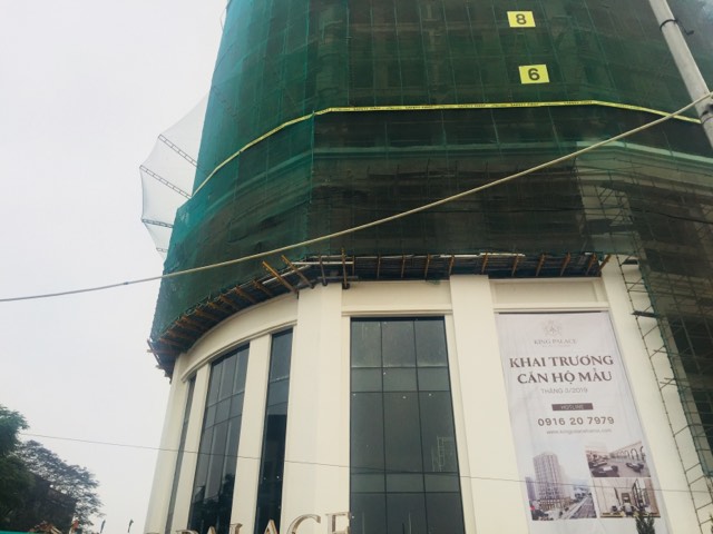 Thế nhưng, Tập đo&agrave;n Anphanam cũng c&oacute; một dự &aacute;n l&agrave; Chung cư King Palace nằm ở địa chỉ 108 Nguyễn Tr&atilde;i, tr&ugrave;ng với l&ocirc; đất khu nh&agrave; ở cao tầng của C&ocirc;ng ty TNHH MTV Quản l&yacute; v&agrave; Ph&aacute;t triển nh&agrave; H&agrave; Nội.  Chỉ c&oacute; một l&yacute; giải cho sự tr&ugrave;ng hợp tr&ecirc;n l&agrave; C&ocirc;ng ty TNHH MTV Quản l&yacute; v&agrave; Ph&aacute;t triển nh&agrave; H&agrave; Nội đ&atilde; b&aacute;n một phần dự &aacute;n cho Tập đo&agrave;n Alphanam.