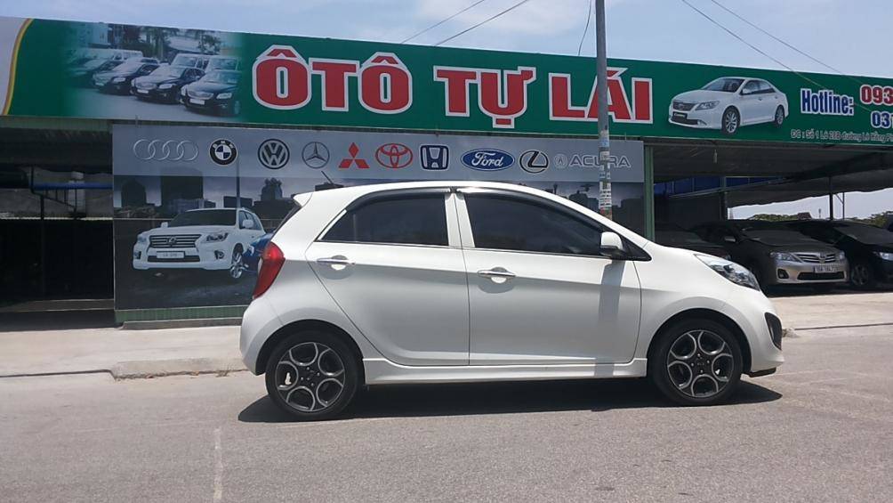 Loạn gi&aacute; thị trường cho thu&ecirc; xe tự l&aacute;i dịp nghỉ lễ