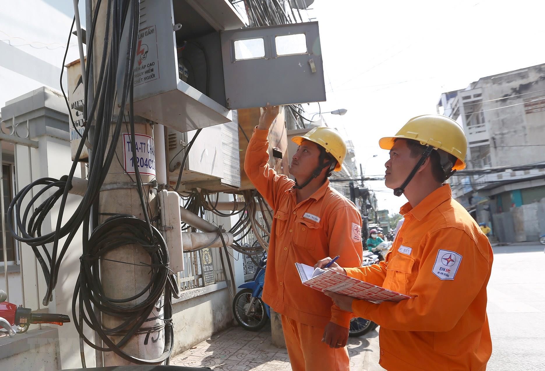Tiền điện th&aacute;ng 4 tăng 'sốc': Ph&oacute; thủ tướng chỉ đạo 'n&oacute;ng'