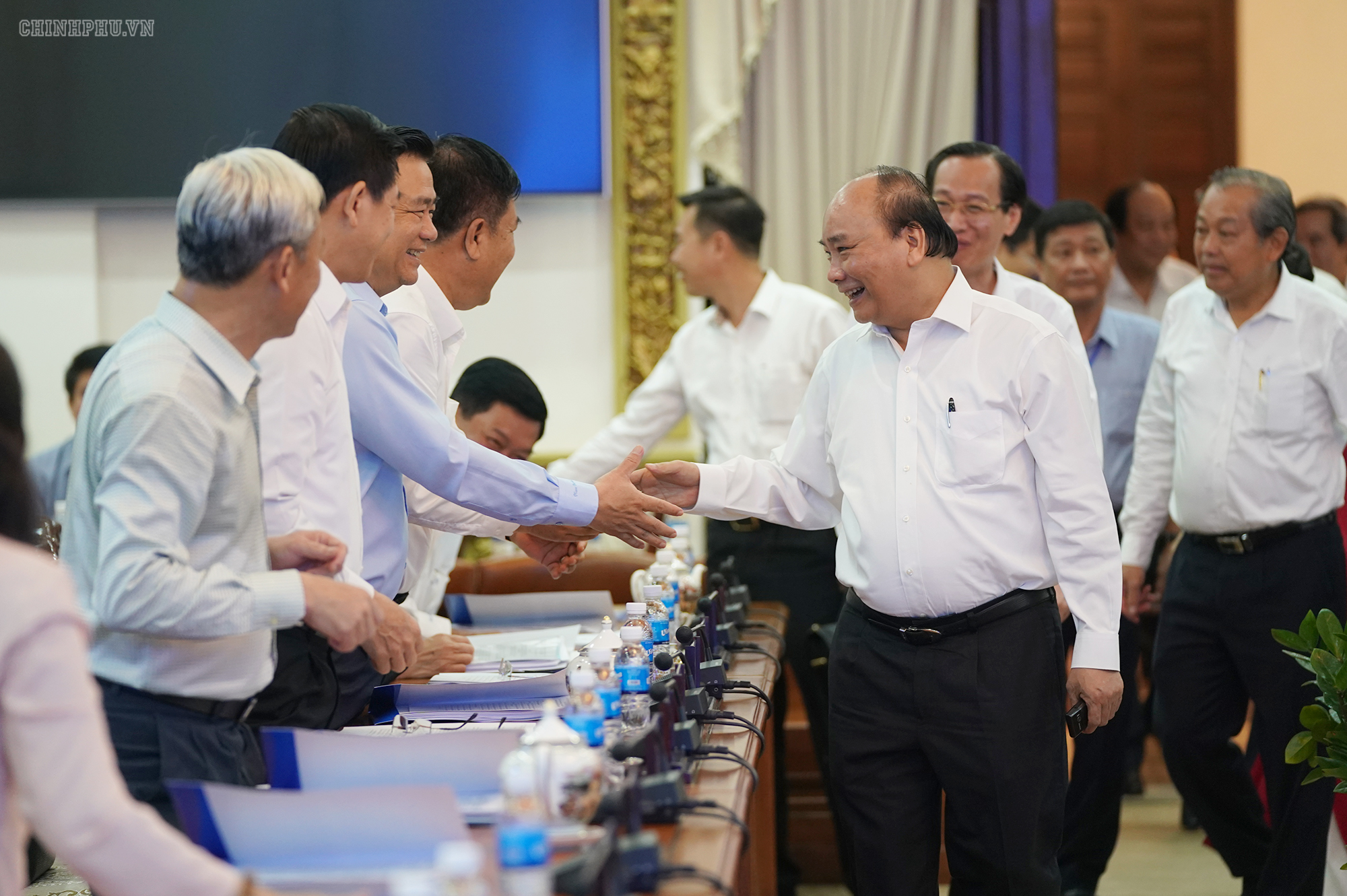 Thủ tướng chủ tr&igrave; họp Tiểu ban KT-XH với TPHCM v&agrave; một số địa phương