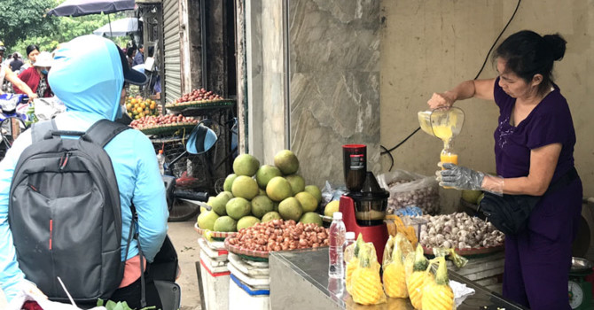 Nắng n&oacute;ng, b&aacute;n nước giải nhiệt kiếm v&agrave;i triệu mỗi ng&agrave;y