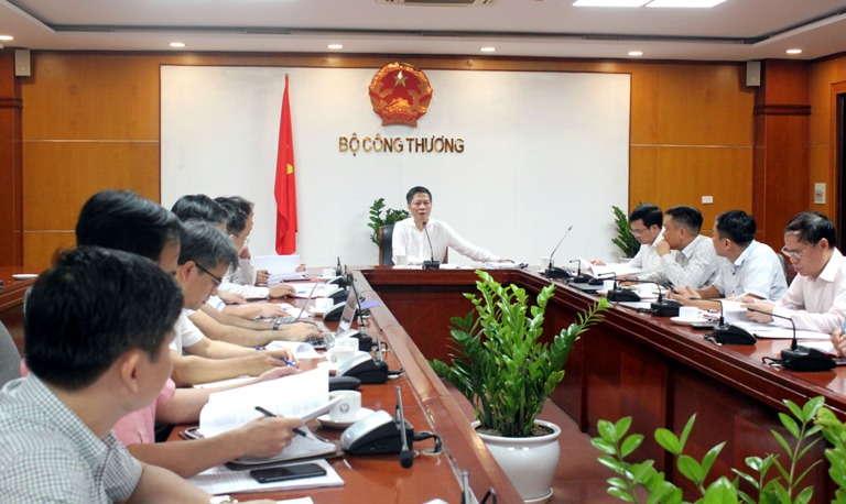 Bộ trưởng Trần Tuấn Anh y&ecirc;u cầu l&agrave;m r&otilde; nguy&ecirc;n nh&acirc;n 47 dự &aacute;n điện chậm tiến độ