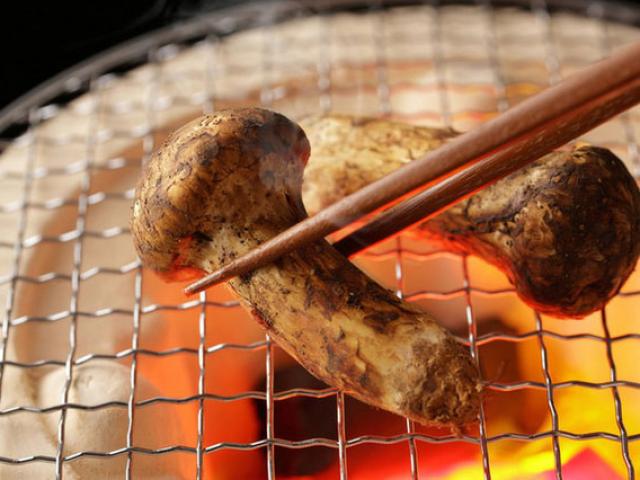 Thị trường H&agrave; Nội lại &lsquo;sốt&rsquo; nấm nhập khẩu gi&aacute; nửa c&acirc;y v&agrave;ng một kg