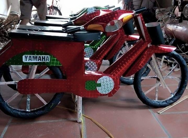 C&uacute;ng c&ocirc; hồn bằng si&ecirc;u xe gi&aacute;t v&agrave;ng, thời trang h&agrave;ng hiệu với quan niệm 'trần sao &acirc;m vậy'