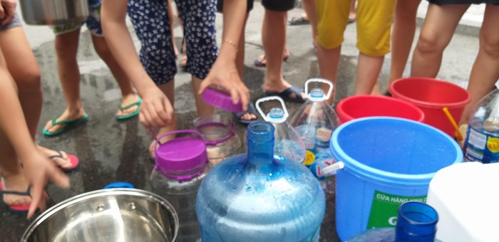 Cảnh người d&acirc;n H&agrave; Nội xếp h&agrave;ng nhận nước sạch 'như thời bao cấp'