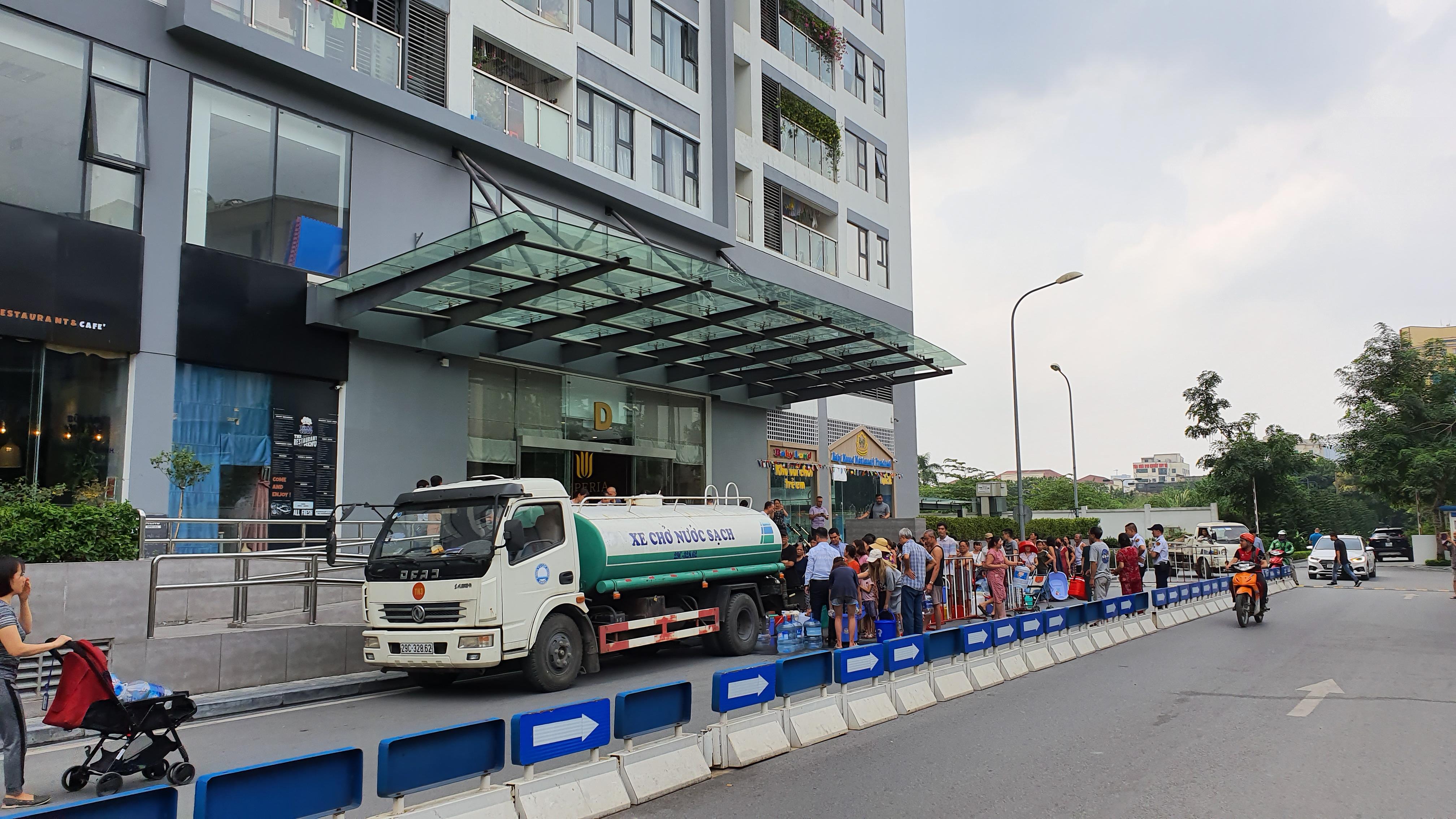 Cảnh người d&acirc;n H&agrave; Nội xếp h&agrave;ng nhận nước sạch 'như thời bao cấp'