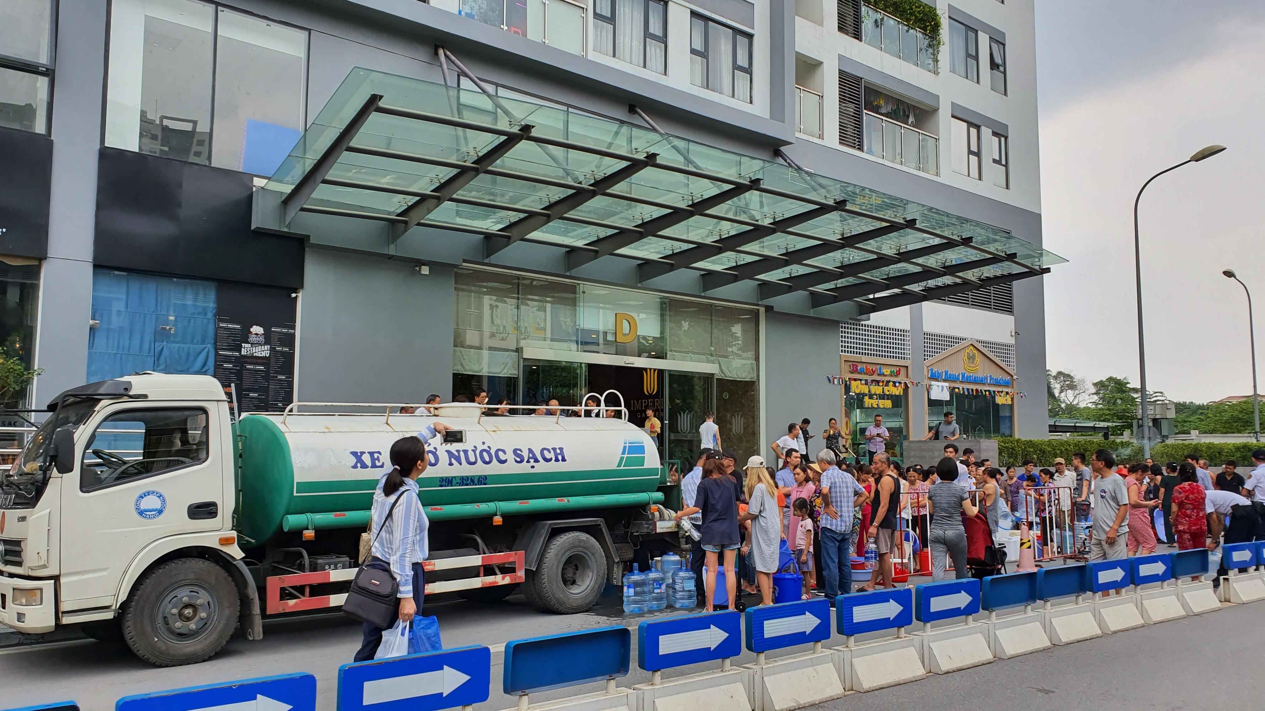 Cảnh người d&acirc;n H&agrave; Nội xếp h&agrave;ng nhận nước sạch 'như thời bao cấp'