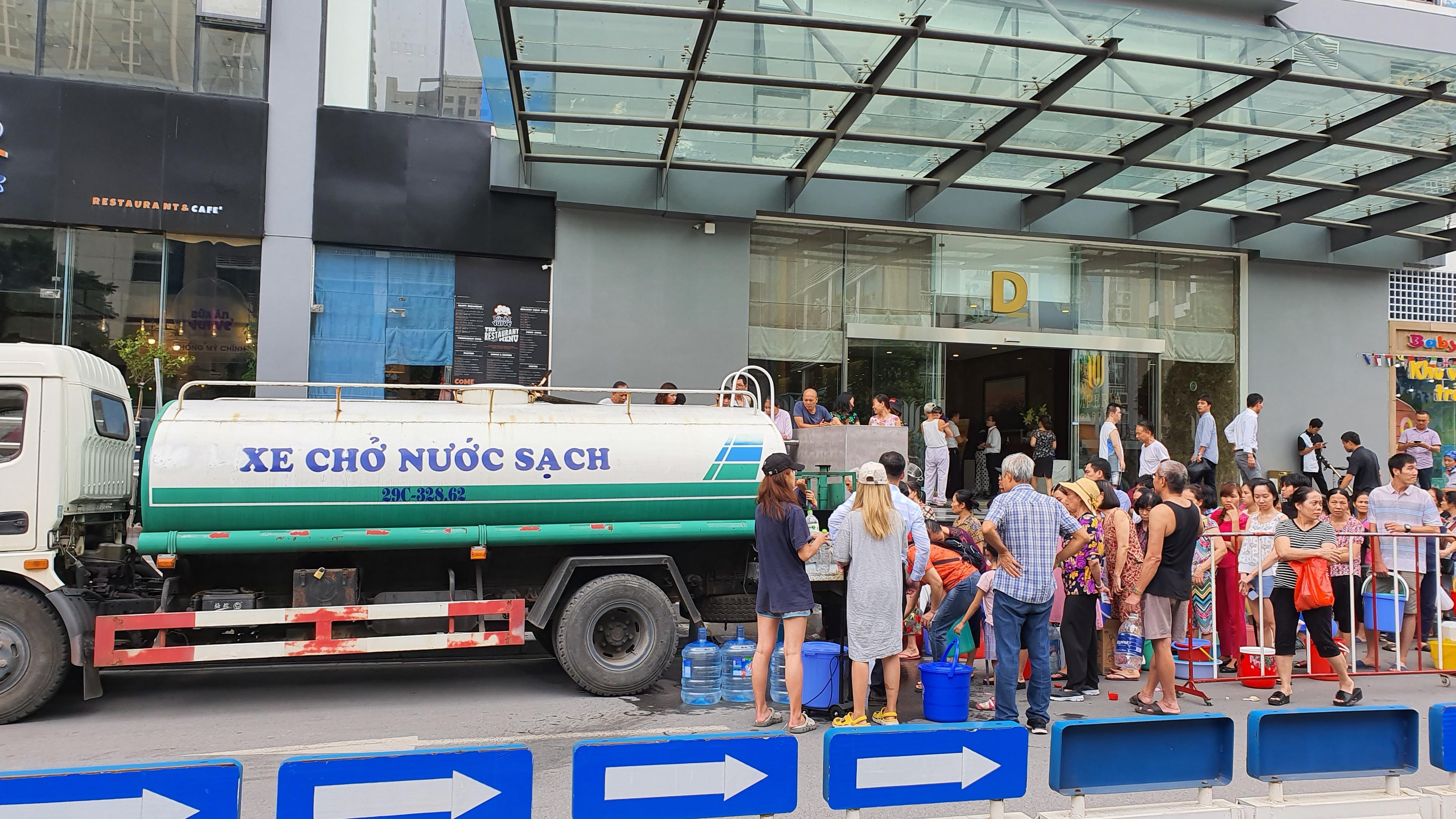Cảnh người d&acirc;n H&agrave; Nội xếp h&agrave;ng nhận nước sạch 'như thời bao cấp'