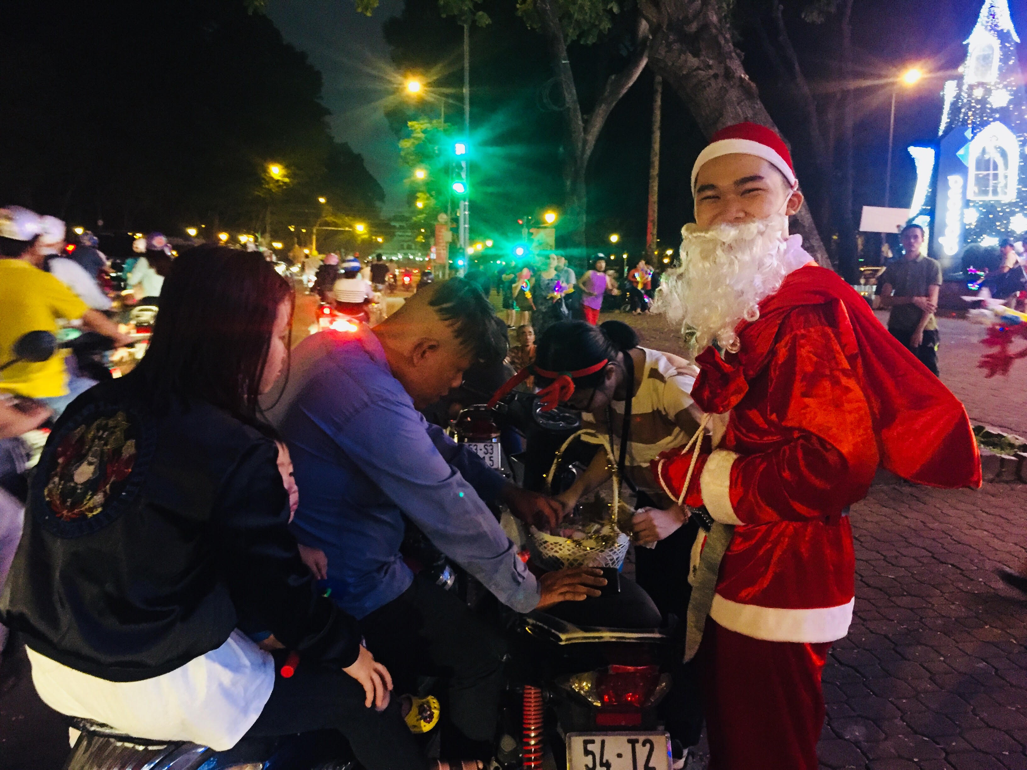 Đến hẹn lại l&ecirc;n, dịch vụ &ocirc;ng gi&agrave; Noel &lsquo;hốt bạc&rsquo;