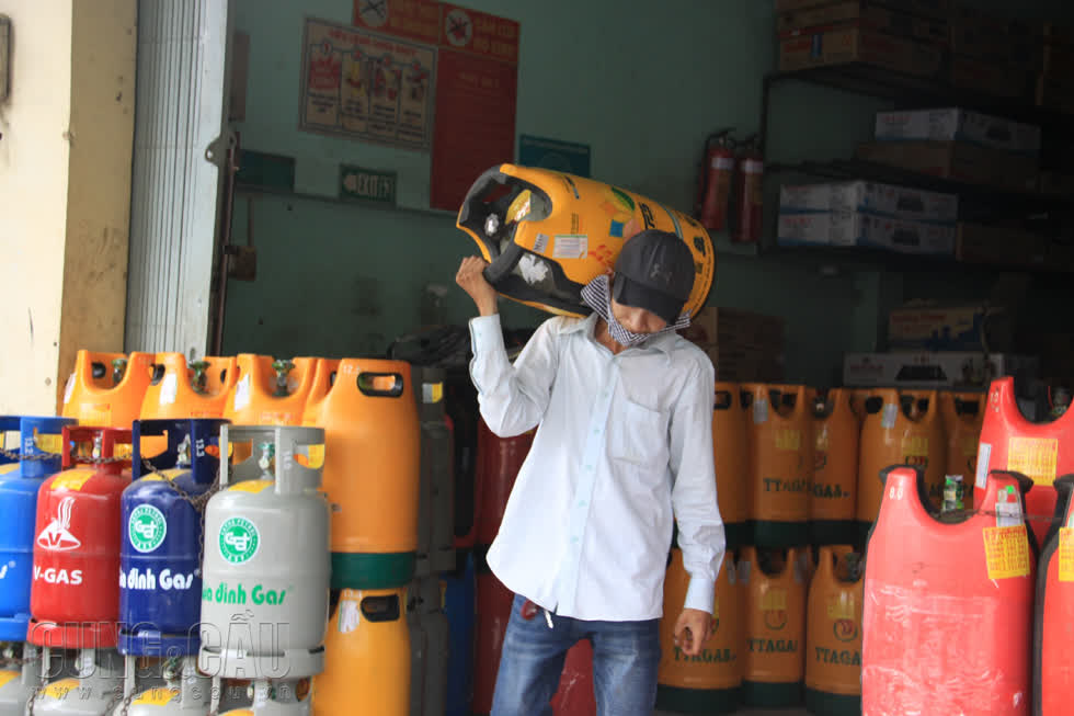 Sau gi&aacute; xăng đến lượt gi&aacute; gas tăng mạnh
