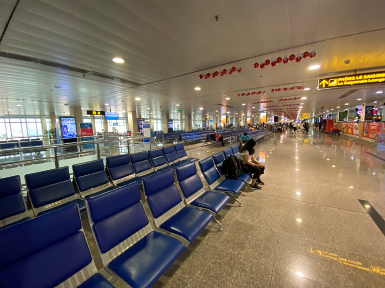Kh&ocirc;ng chỉ c&aacute;c h&atilde;ng bay bị ảnh hưởng, nhiều cửa h&agrave;ng miễn thuế tại s&acirc;n bay &lsquo;vắng tanh&rsquo;