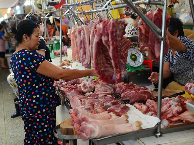 Thủ tướng y&ecirc;u cầu sớm giảm gi&aacute; thịt lợn