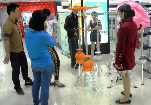 Thời tiết nồm ẩm: M&aacute;y sấy quần &aacute;o &lsquo;đắt như t&ocirc;m tươi&rsquo;