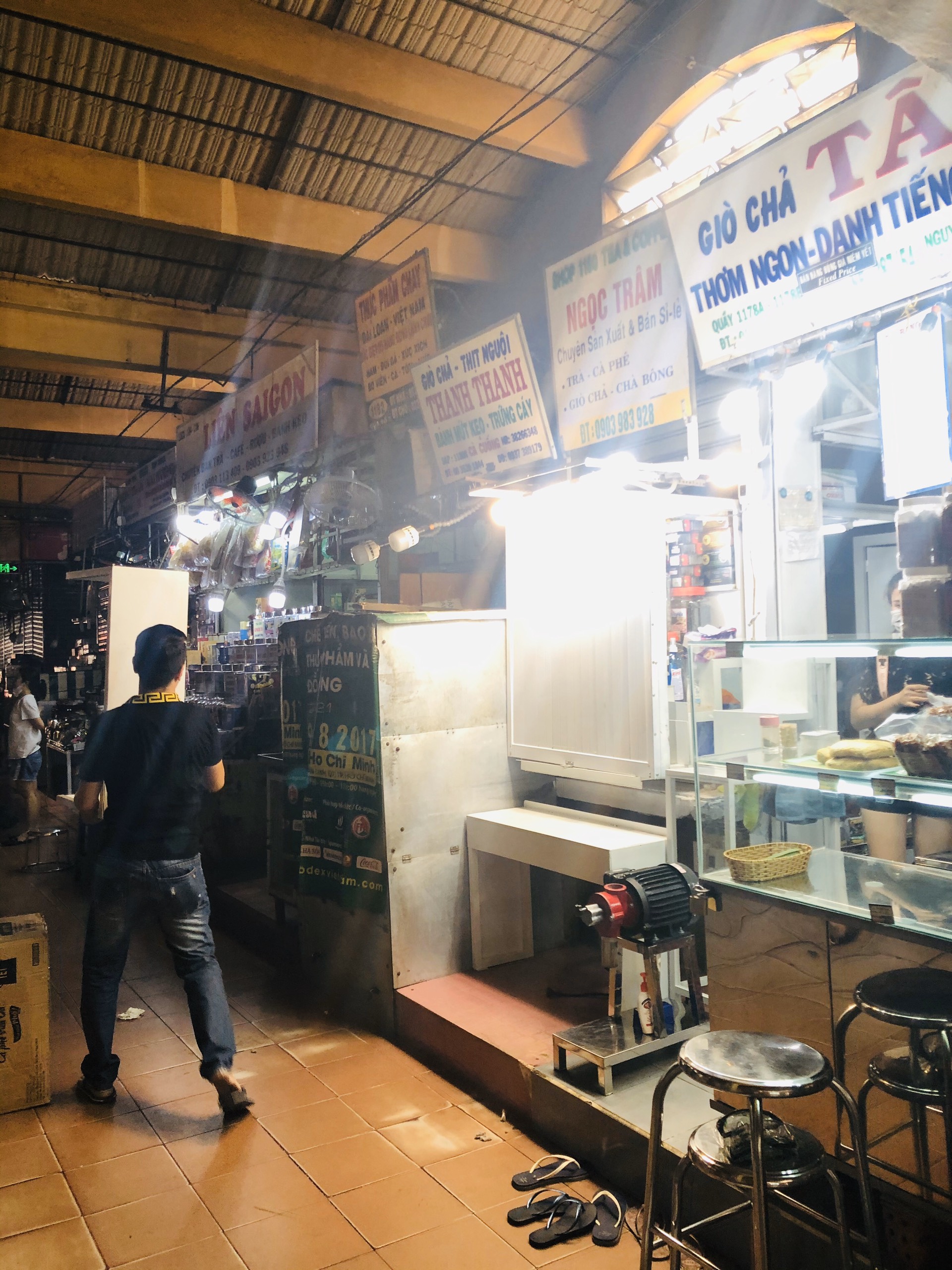 Cảnh tượng đ&igrave;u hiu chưa từng thấy tại khu chợ sầm uất nhất S&agrave;i G&ograve;n