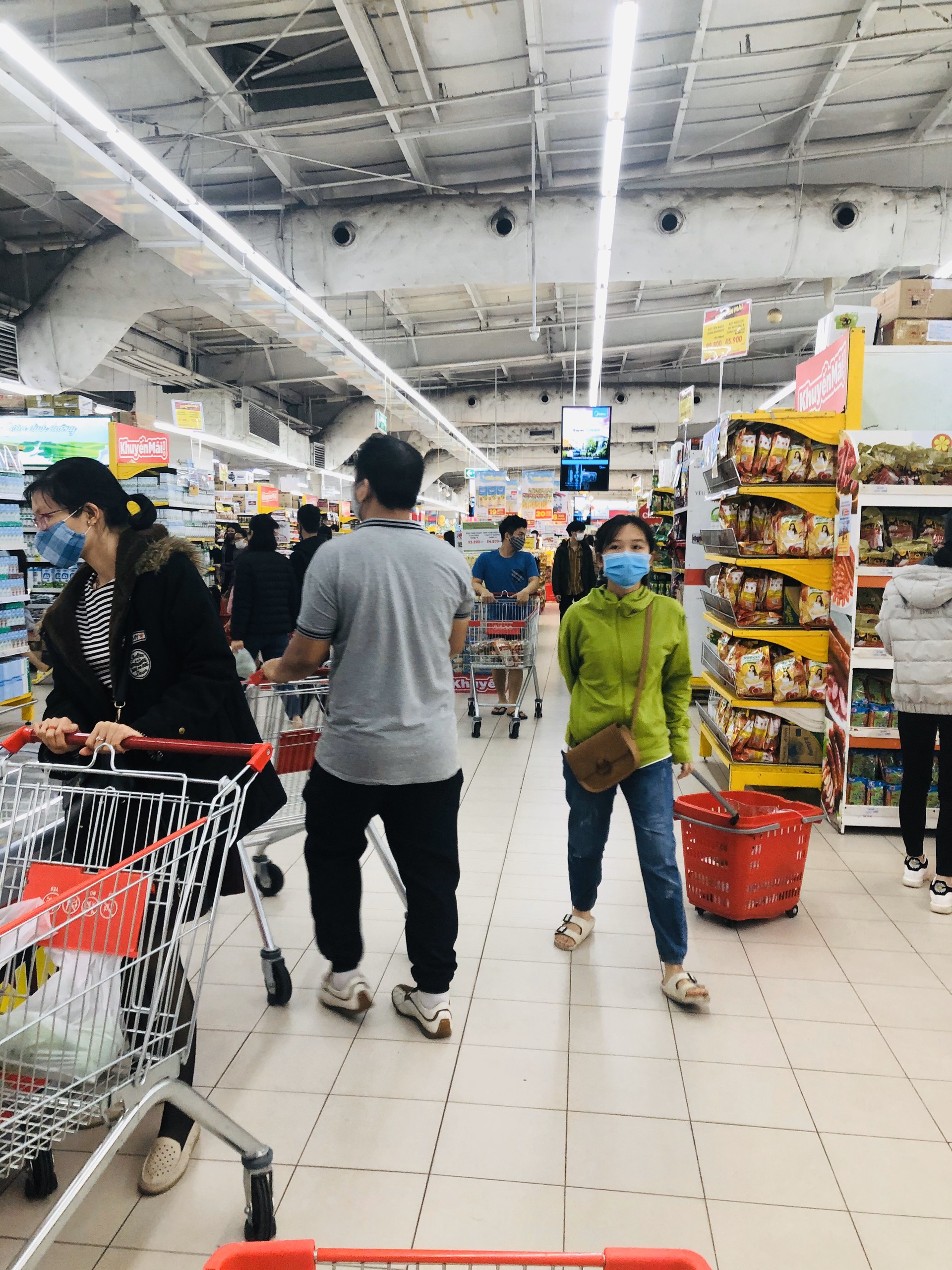Si&ecirc;u thị Big C vẫn đ&ocirc;ng nghịt người trong thời gian gi&atilde;n c&aacute;ch x&atilde; hội