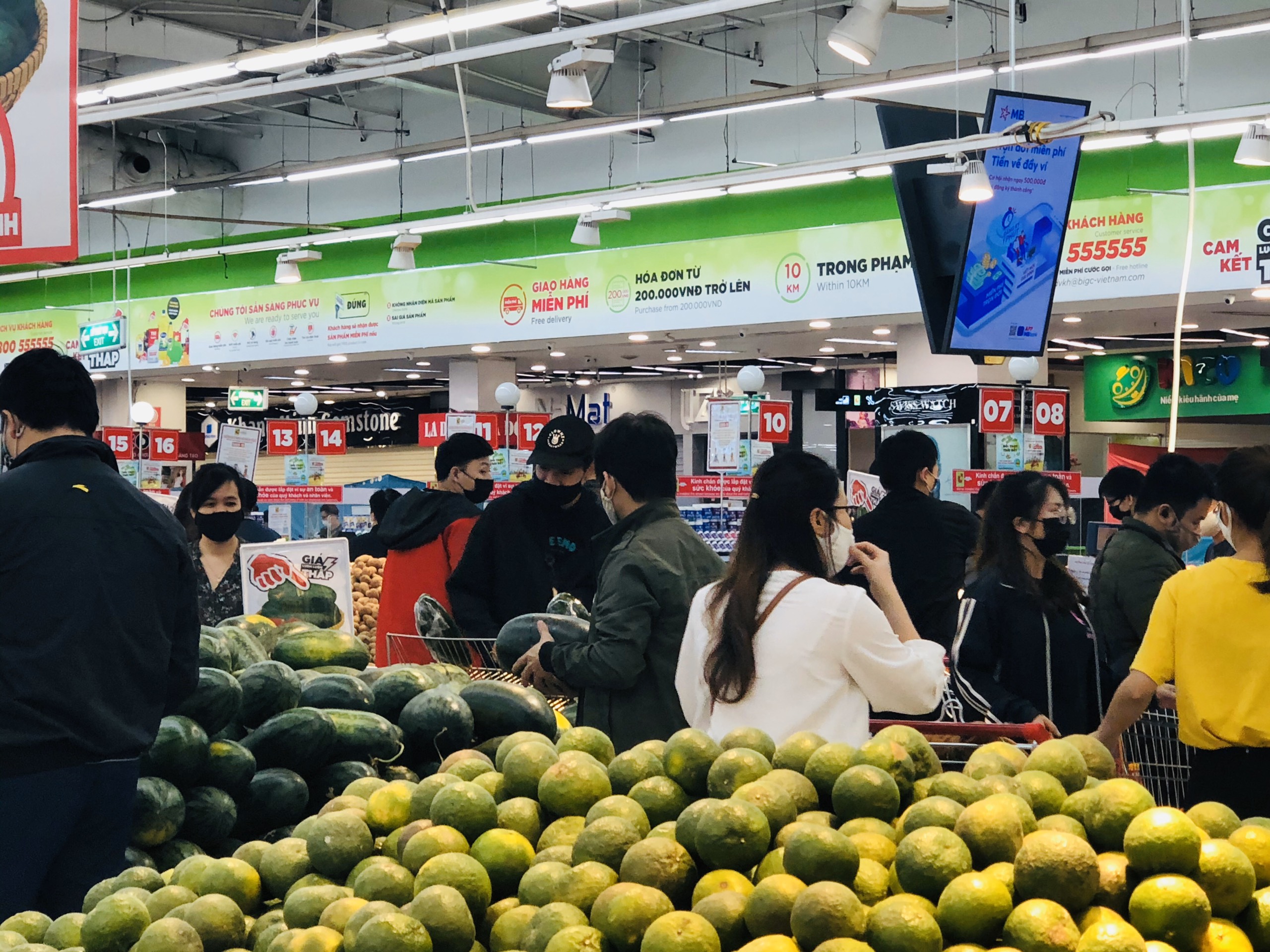 Si&ecirc;u thị Big C vẫn đ&ocirc;ng nghịt người trong thời gian gi&atilde;n c&aacute;ch x&atilde; hội