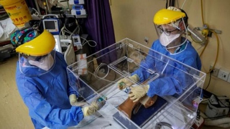 Thiết bị c&aacute;ch ly gi&uacute;p ngăn l&acirc;y nhiễm khi điều trị COVID-19