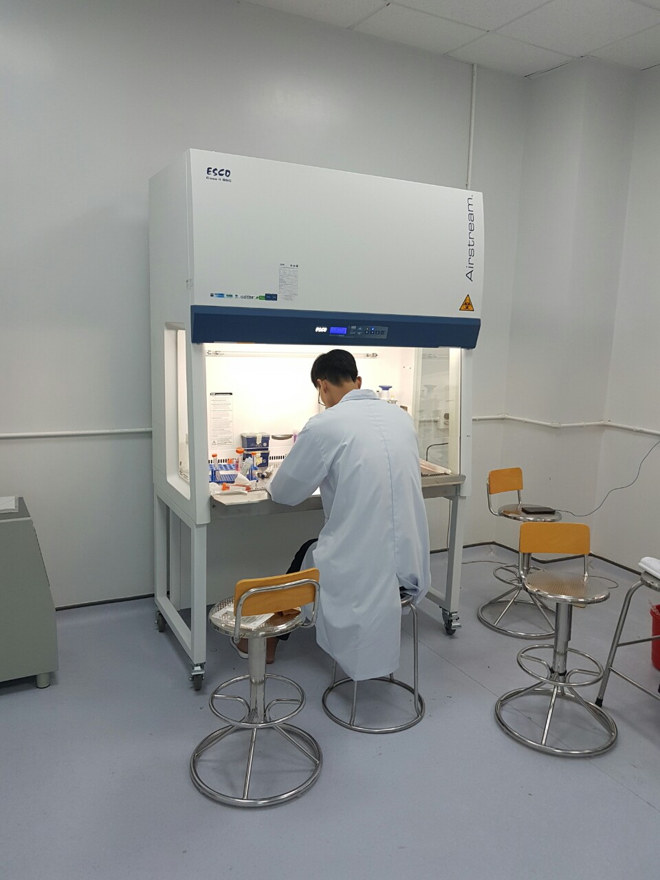 TỦ AN TO&Agrave;N SINH HỌC ESCO &raquo; Xem th&ecirc;m th&ocirc;ng tin tại đ&acirc;y           Trong thời điểm dịch Covid-19, Tủ ATSH bảo đảm an to&agrave;n tối đa cho người sử dụng, mẫu thao t&aacute;c, m&ocirc;i trường v&agrave; tr&aacute;nh l&acirc;y nhiễm ch&eacute;o c&aacute;c mẫu cho kết quả ph&acirc;n t&iacute;ch c&oacute; độ tin cậy cao: &rarr; K&iacute;ch thước cơ bản 1.2m thuộc d&ograve;ng Airstream của h&atilde;ng Esco &rarr; Thiết bị đạt c&aacute;c ti&ecirc;u chuẩn: EN12469 được PHE (Tổ chức SKCĐ của Anh chứng nh&acirc;̣n) &bull;	Chất lượng kh&ocirc;ng kh&iacute;: ISO 146441.1-Class3, JIS B9920 - Class 3; JIS BS5295 - Class 3 &bull;	M&agrave;ng lọc: EN-1822 (H14); IEST-RP-CC001.3; IEST-RP-CC007; IEST-RP-CC034.1  &bull;	An to&agrave;n điện: IEC61010-1; EN-61010-1; UL-C-61010-1; CAN/ CSA22.2, No.61010-1  Đơn vị ph&acirc;n phối: C&ocirc;ng ty TNHH Thiết bị Khoa học v&agrave; C&ocirc;ng nghệ Kim Ng&acirc;n (KIMTECO) Website: www.kimteco.vn  Hotline: 0904165623   