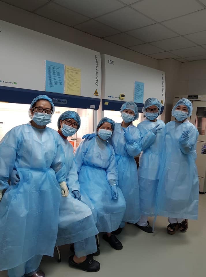 TỦ AN TO&Agrave;N SINH HỌC ESCO &raquo; Xem th&ecirc;m th&ocirc;ng tin tại đ&acirc;y           Trong thời điểm dịch Covid-19, Tủ ATSH bảo đảm an to&agrave;n tối đa cho người sử dụng, mẫu thao t&aacute;c, m&ocirc;i trường v&agrave; tr&aacute;nh l&acirc;y nhiễm ch&eacute;o c&aacute;c mẫu cho kết quả ph&acirc;n t&iacute;ch c&oacute; độ tin cậy cao: &rarr; K&iacute;ch thước cơ bản 1.2m thuộc d&ograve;ng Airstream của h&atilde;ng Esco &rarr; Thiết bị đạt c&aacute;c ti&ecirc;u chuẩn: EN12469 được PHE (Tổ chức SKCĐ của Anh chứng nh&acirc;̣n) &bull;	Chất lượng kh&ocirc;ng kh&iacute;: ISO 146441.1-Class3, JIS B9920 - Class 3; JIS BS5295 - Class 3 &bull;	M&agrave;ng lọc: EN-1822 (H14); IEST-RP-CC001.3; IEST-RP-CC007; IEST-RP-CC034.1  &bull;	An to&agrave;n điện: IEC61010-1; EN-61010-1; UL-C-61010-1; CAN/ CSA22.2, No.61010-1  Đơn vị ph&acirc;n phối: C&ocirc;ng ty TNHH Thiết bị Khoa học v&agrave; C&ocirc;ng nghệ Kim Ng&acirc;n (KIMTECO) Website: www.kimteco.vn  Hotline: 0904165623   