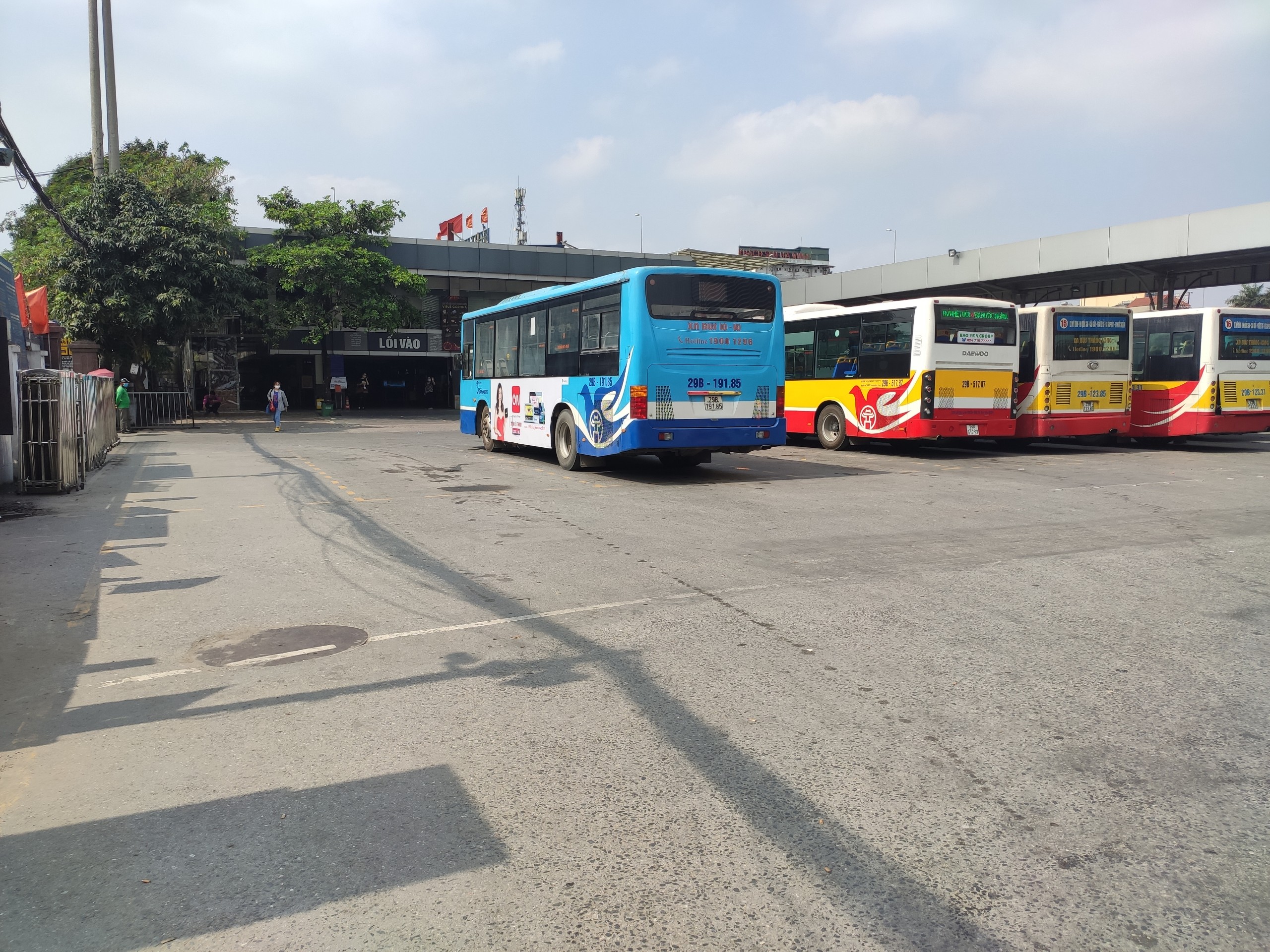Bến xe, ga t&agrave;u tại H&agrave; Nội vắng vẻ d&ugrave; đ&atilde; kh&ocirc;i phục to&agrave;n bộ c&aacute;c hoạt động 