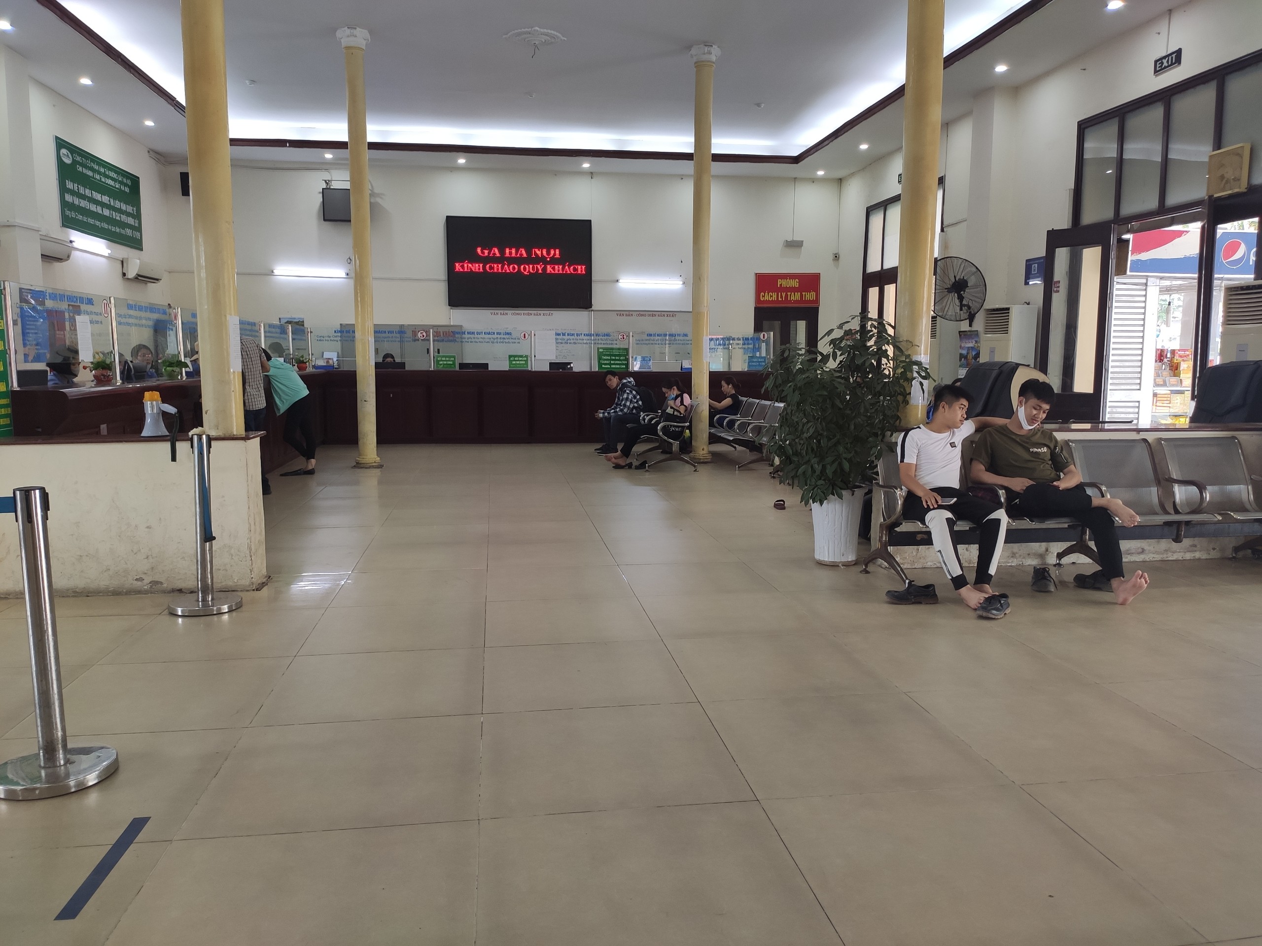 Bến xe, ga t&agrave;u tại H&agrave; Nội vắng vẻ d&ugrave; đ&atilde; kh&ocirc;i phục to&agrave;n bộ c&aacute;c hoạt động 