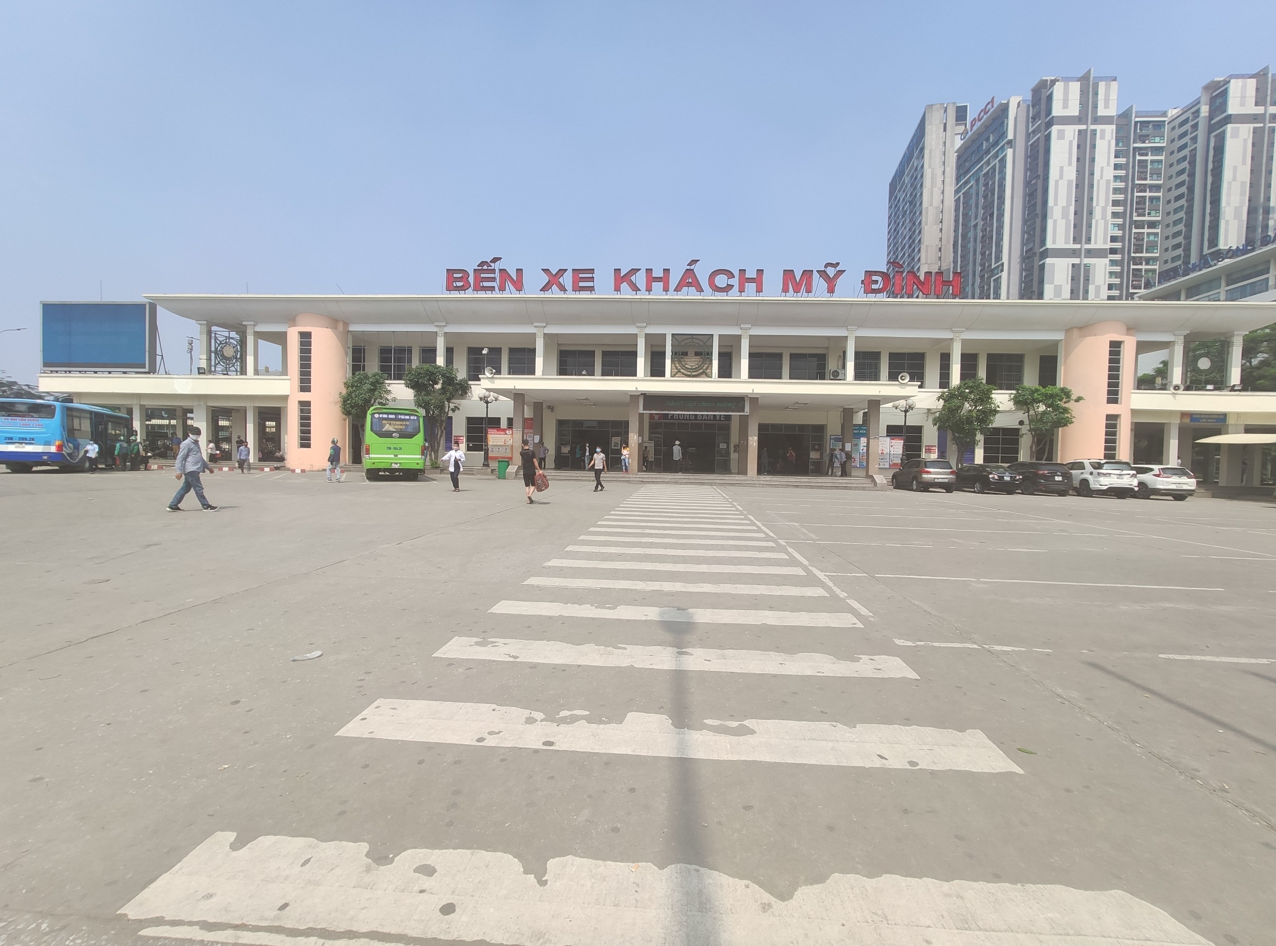 Bến xe, ga t&agrave;u tại H&agrave; Nội vắng vẻ d&ugrave; đ&atilde; kh&ocirc;i phục to&agrave;n bộ c&aacute;c hoạt động 
