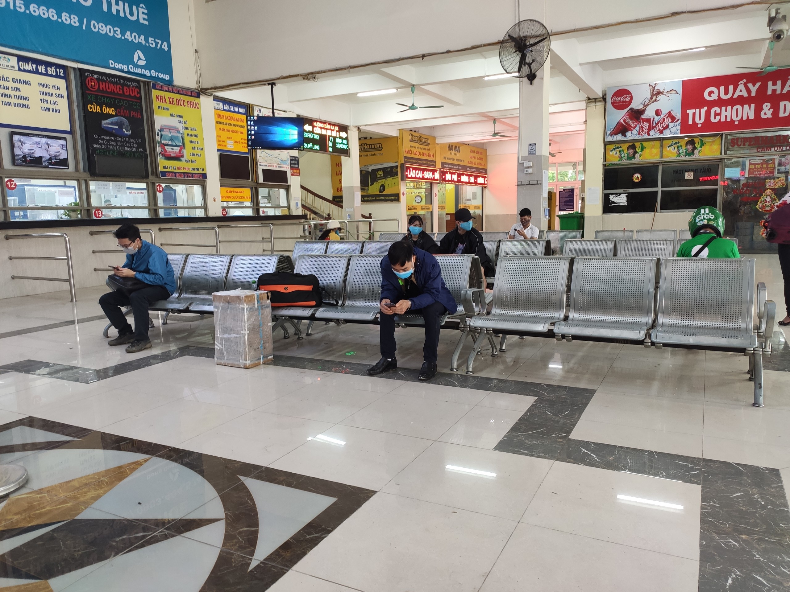 Bến xe, ga t&agrave;u tại H&agrave; Nội vắng vẻ d&ugrave; đ&atilde; kh&ocirc;i phục to&agrave;n bộ c&aacute;c hoạt động 