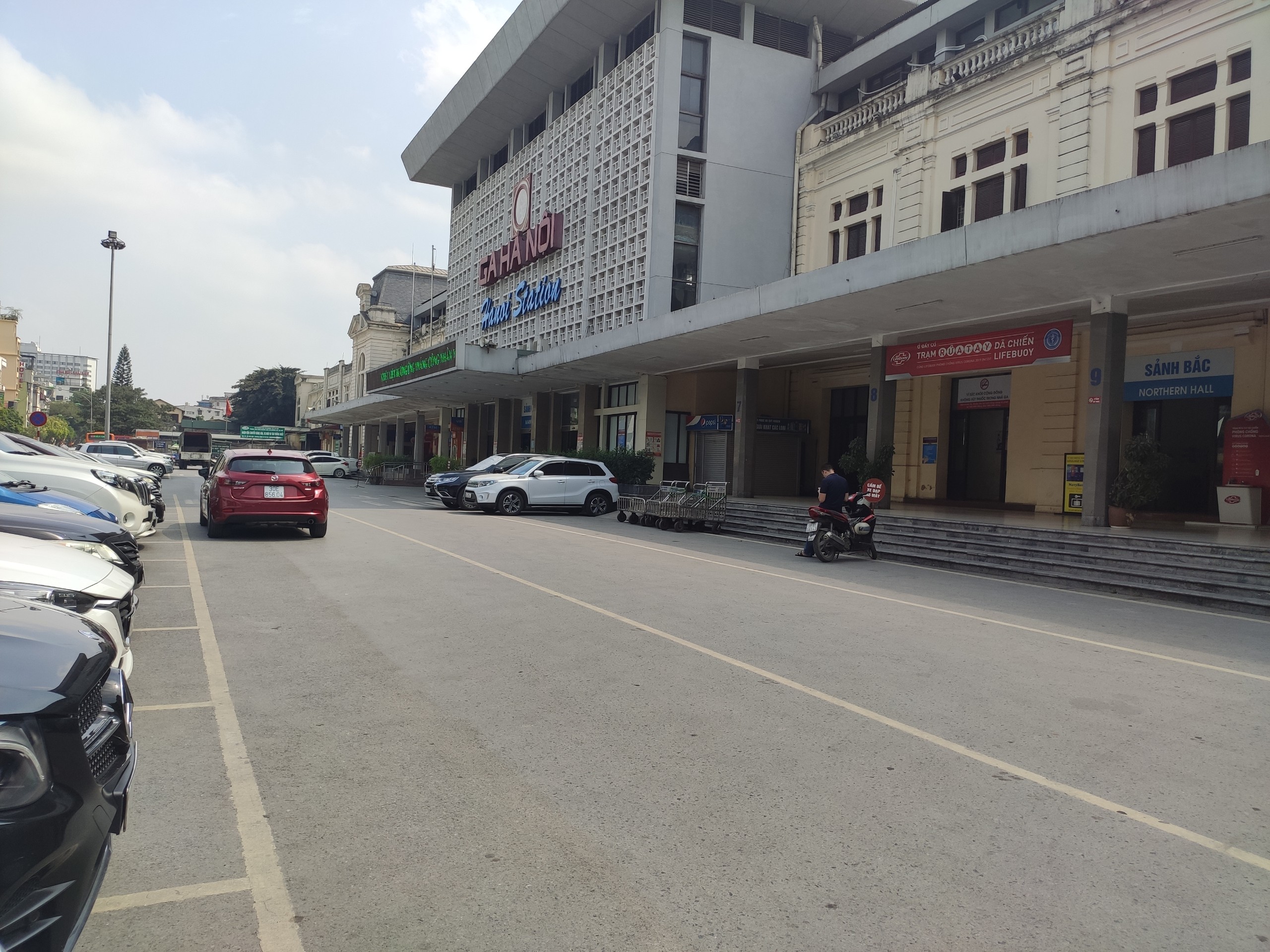 Bến xe, ga t&agrave;u tại H&agrave; Nội vắng vẻ d&ugrave; đ&atilde; kh&ocirc;i phục to&agrave;n bộ c&aacute;c hoạt động 