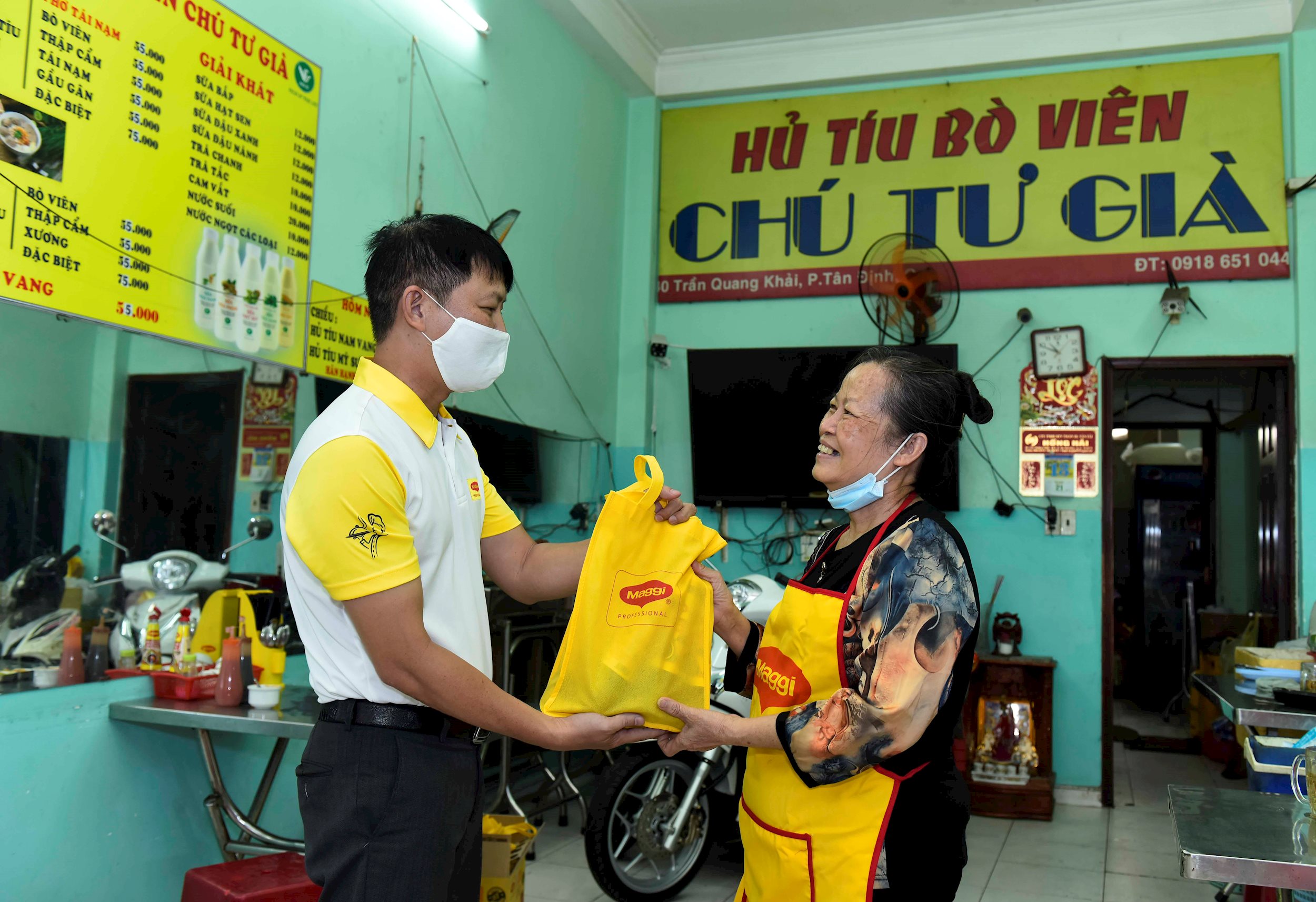 Nestl&eacute; hỗ trợ 22.000 cửa h&agrave;ng nhỏ, qu&aacute;n ăn  v&agrave; căng-tin trường học vượt kh&oacute; thời COVID-19