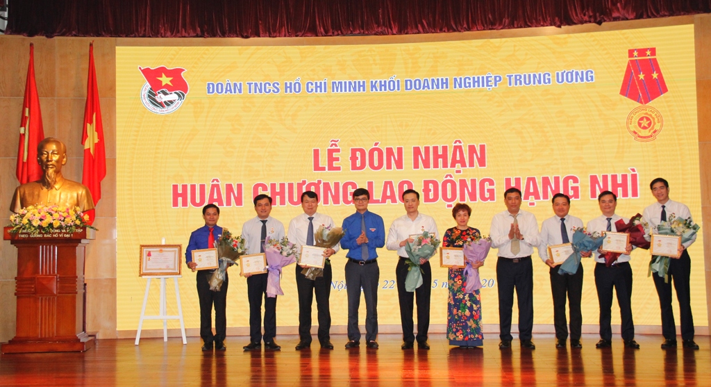 L&atilde;nh đạo Vietcombank vinh dự nhận Kỷ niệm chương 'V&igrave; thế hệ trẻ'