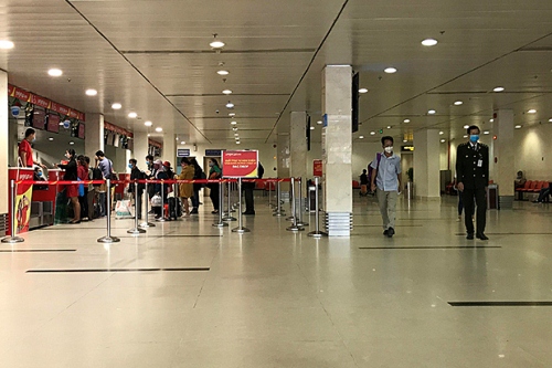 Gi&aacute; v&eacute; m&aacute;y bay chạm đ&aacute;y, kh&aacute;ch h&agrave;ng vẫn kh&ocirc;ng mặn m&agrave; v&igrave; COVID -19