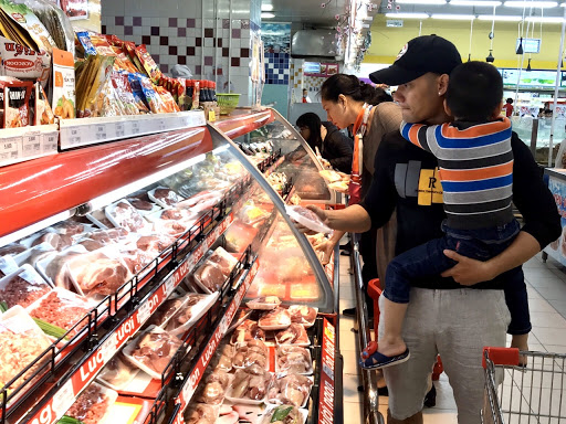 Gi&aacute; lợn hơi giảm mạnh, gi&aacute; thịt lợn ở chợ d&acirc;n sinh vẫn cao