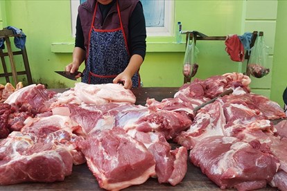 Gi&aacute; lợn hơi giảm mạnh, gi&aacute; thịt lợn ở chợ d&acirc;n sinh vẫn cao