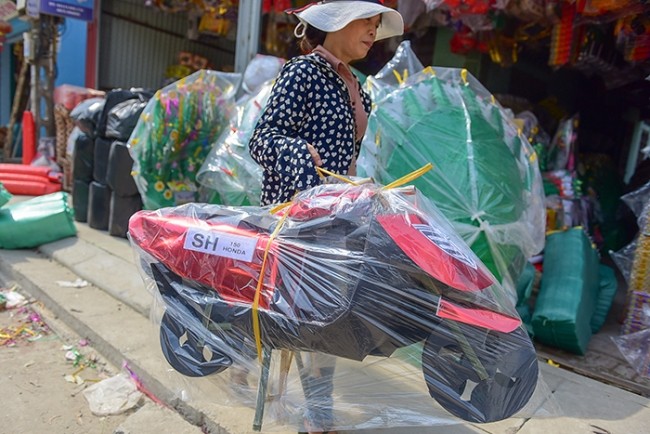 Thị trường v&agrave;ng m&atilde; c&uacute;ng 'c&ocirc; hồn': &Ocirc; t&ocirc;, xe m&aacute;y v&agrave; cả m&aacute;y bay đổ bộ 