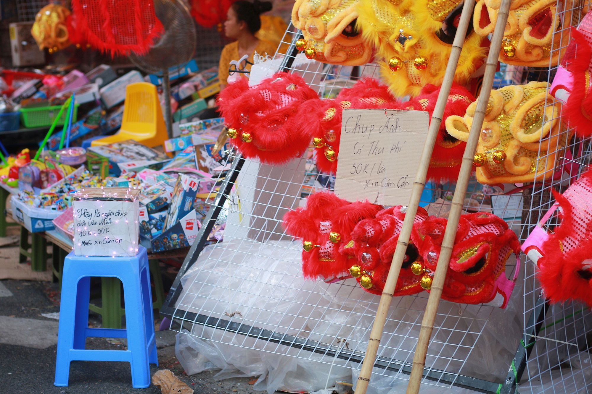 Tiểu thương phố H&agrave;ng M&atilde; thu ph&iacute; chụp ảnh kh&aacute;ch tham quan