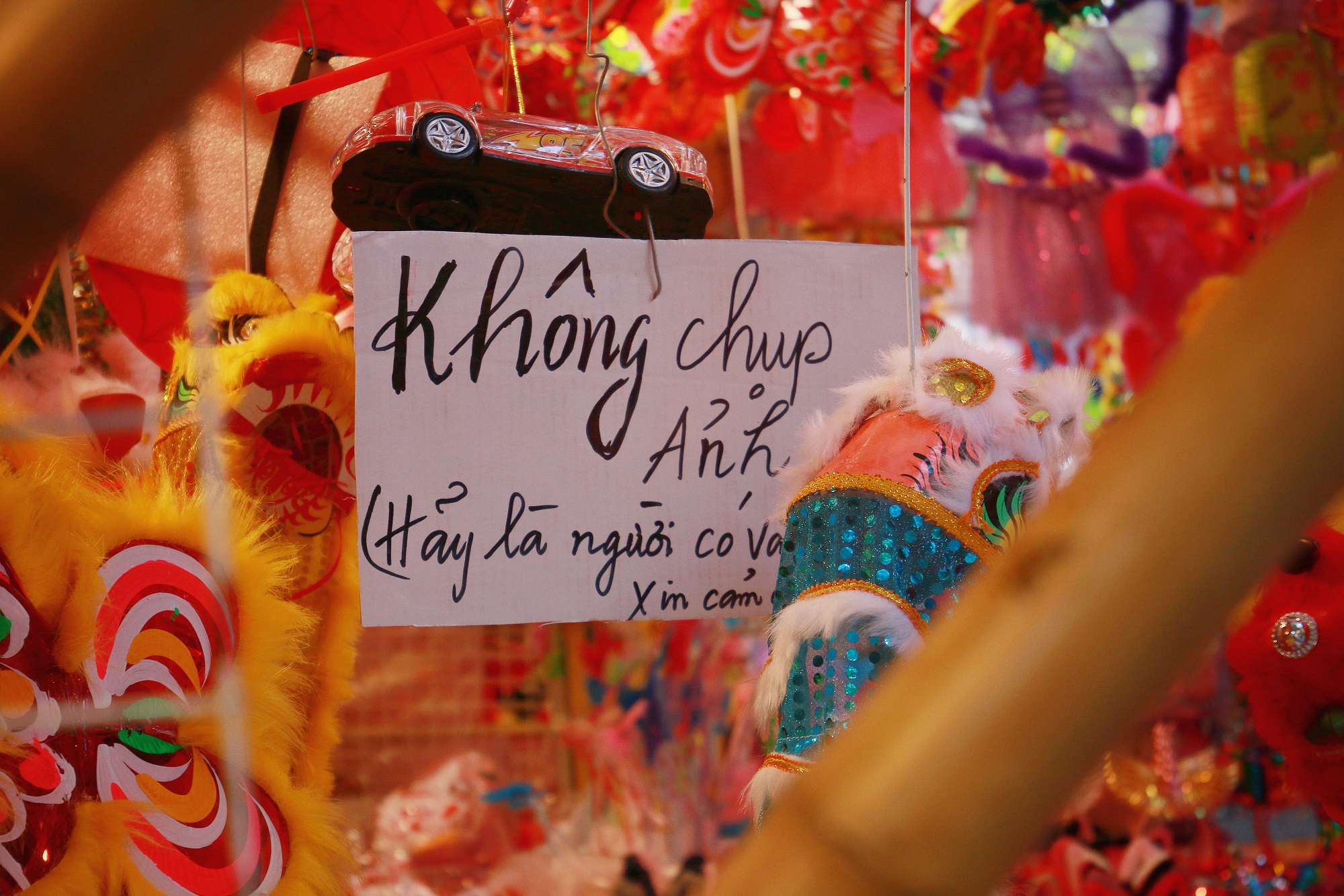Tiểu thương phố H&agrave;ng M&atilde; thu ph&iacute; chụp ảnh kh&aacute;ch tham quan