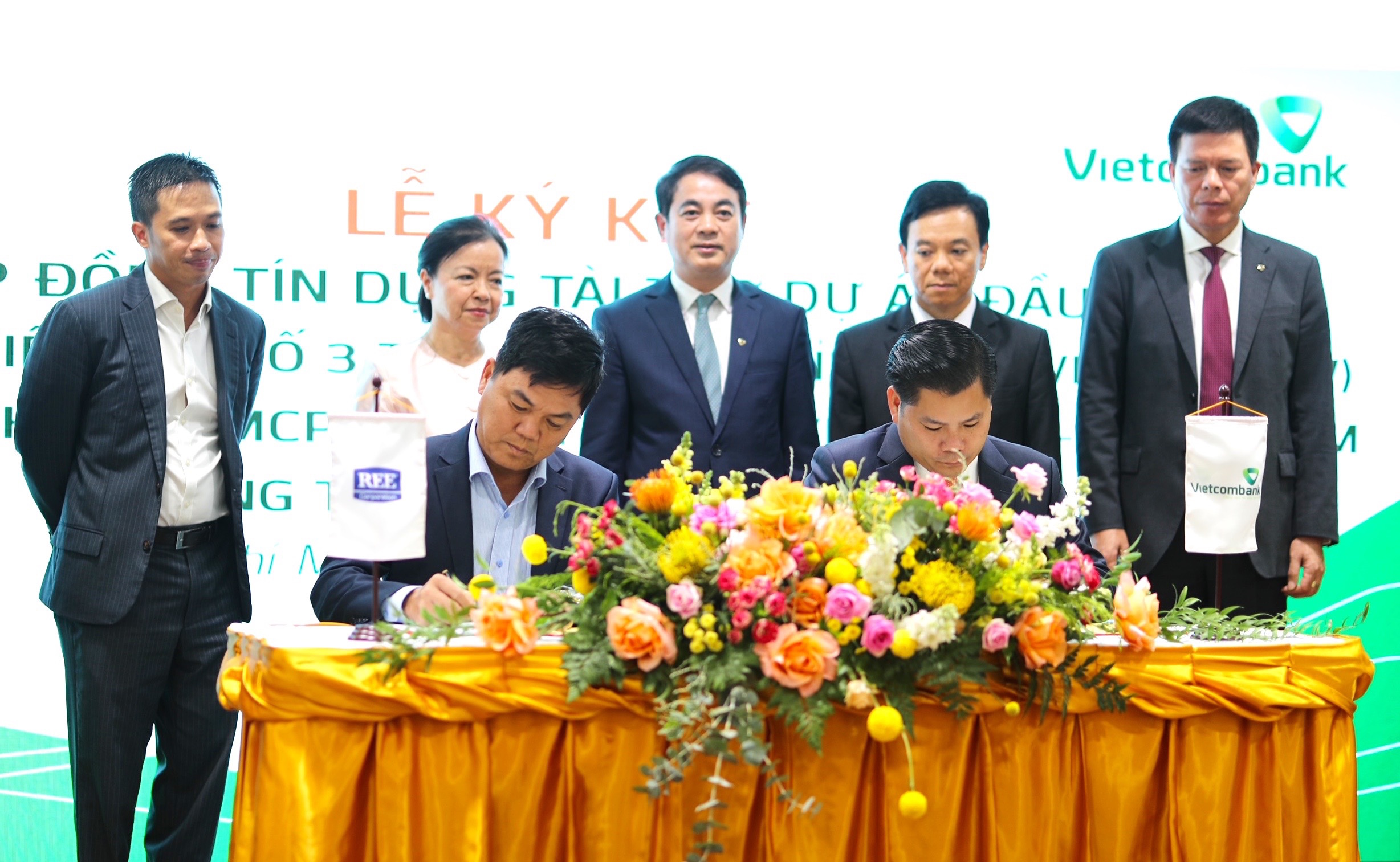 Vietcombank k&yacute; kết Thoả thuận Hợp t&aacute;c to&agrave;n diện v&agrave; Hợp đồng t&iacute;n dụng t&agrave;i trợ Dự &aacute;n nh&agrave; m&aacute;y điện gi&oacute; số 3 (48MW) tại tỉnh Tr&agrave; Vinh với C&ocirc;ng ty Cổ phần Cơ Điện Lạnh (REE Corporation)