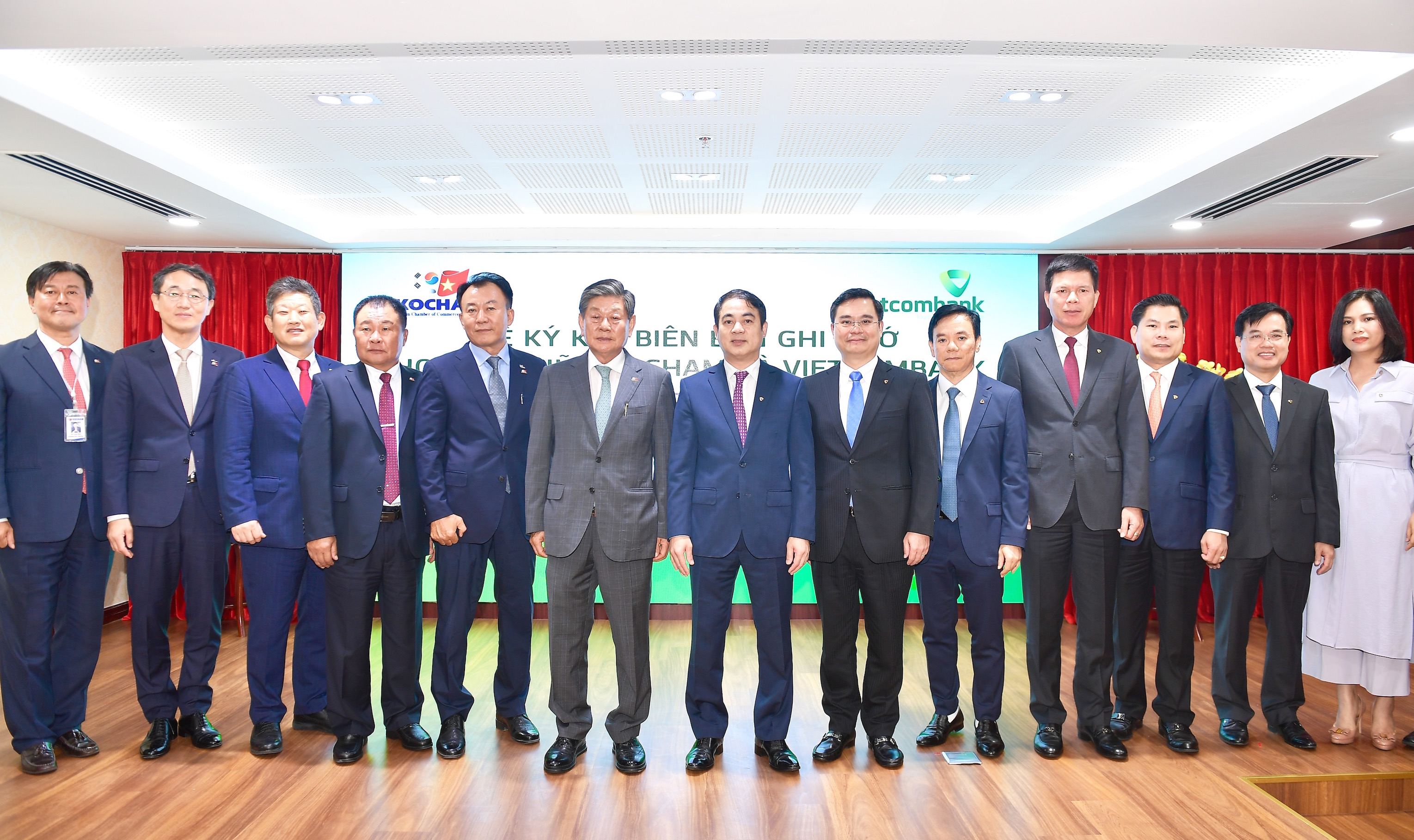 Lễ k&yacute; kết Bi&ecirc;n bản ghi nhớ hợp t&aacute;c giữa Vietcombank v&agrave; Kocham