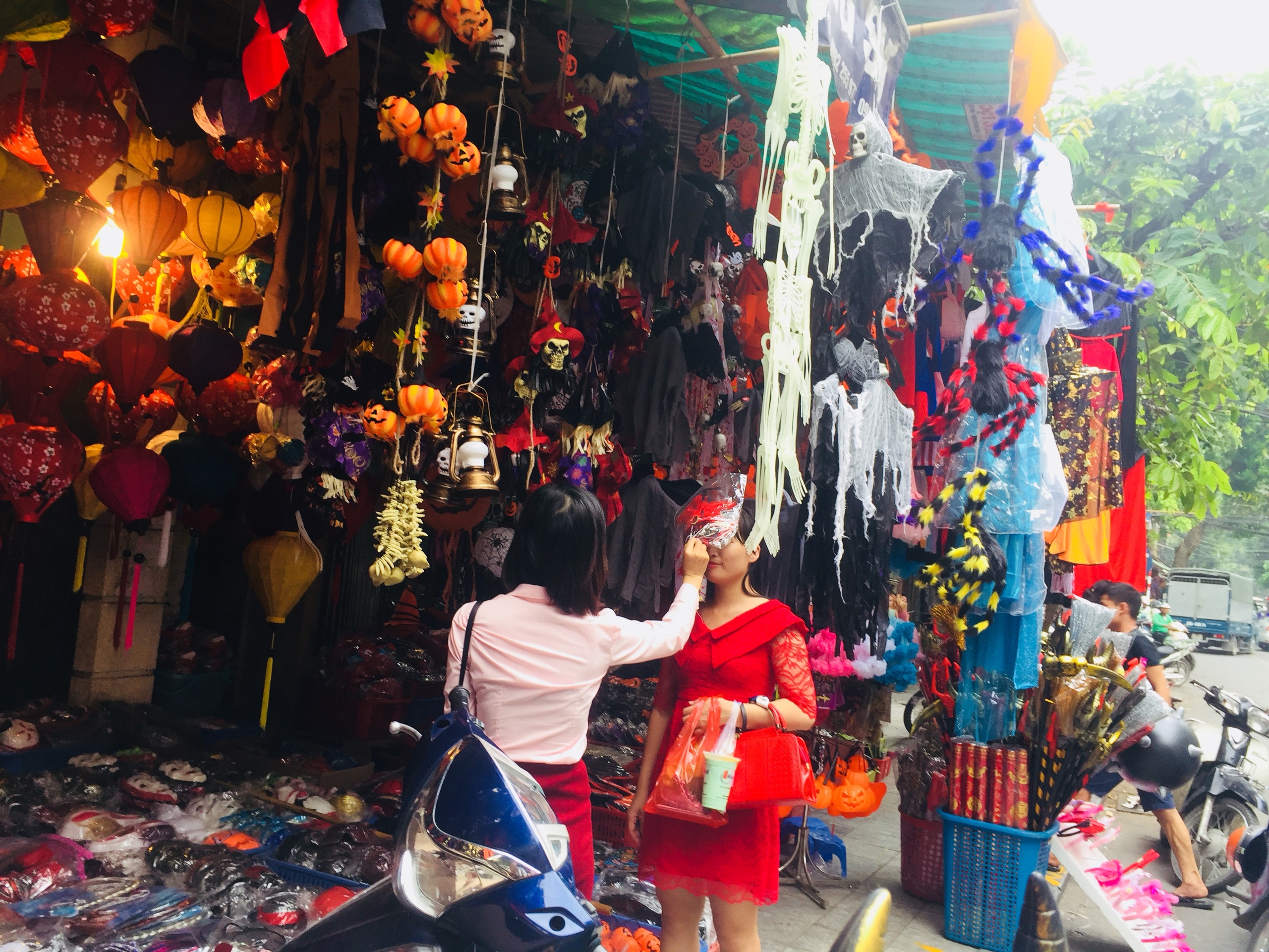 H&agrave;ng M&atilde; ngập tr&agrave;n h&agrave;ng h&oacute;a dịp lễ Halloween