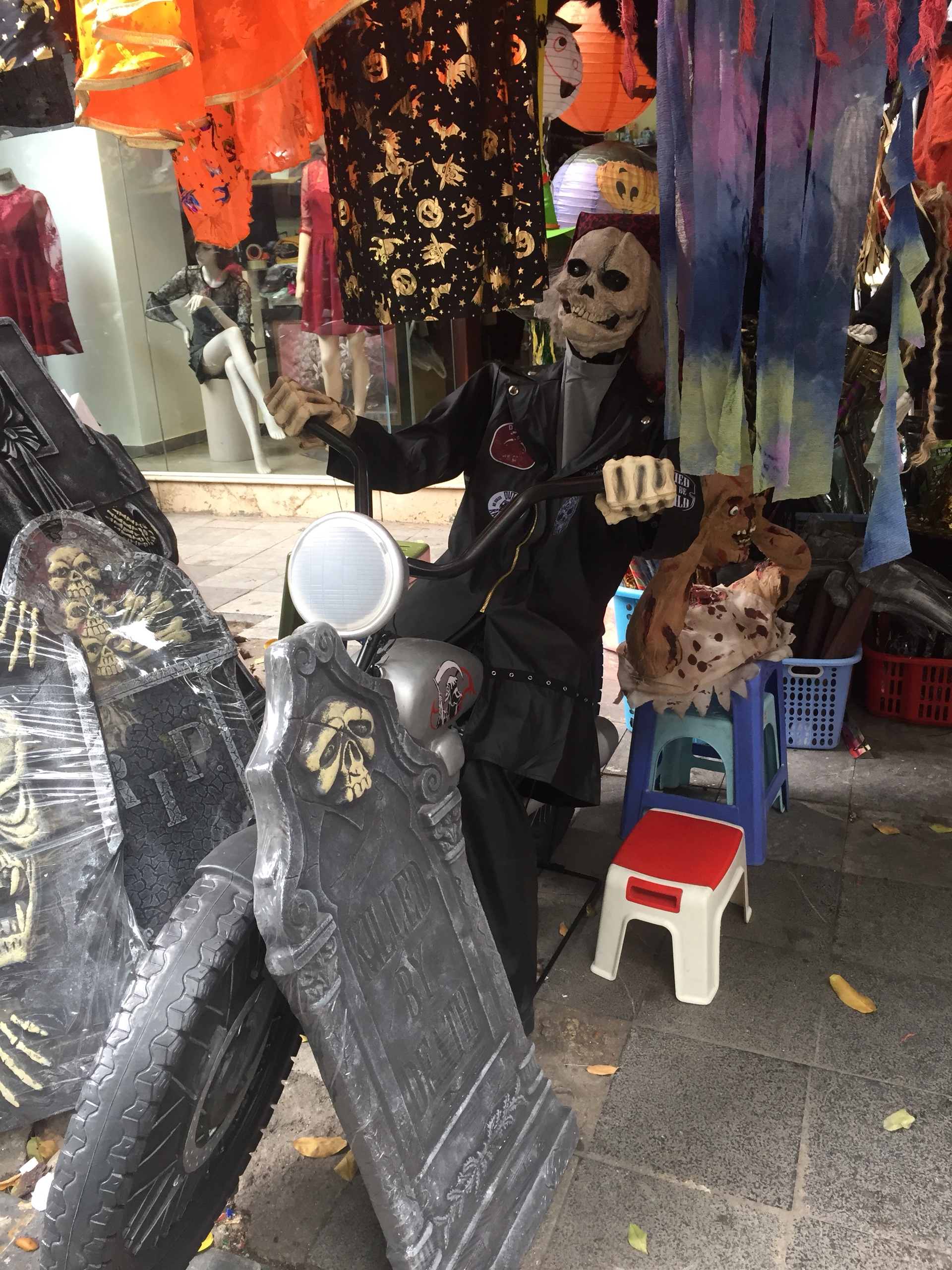 H&agrave;ng M&atilde; ngập tr&agrave;n h&agrave;ng h&oacute;a dịp lễ Halloween
