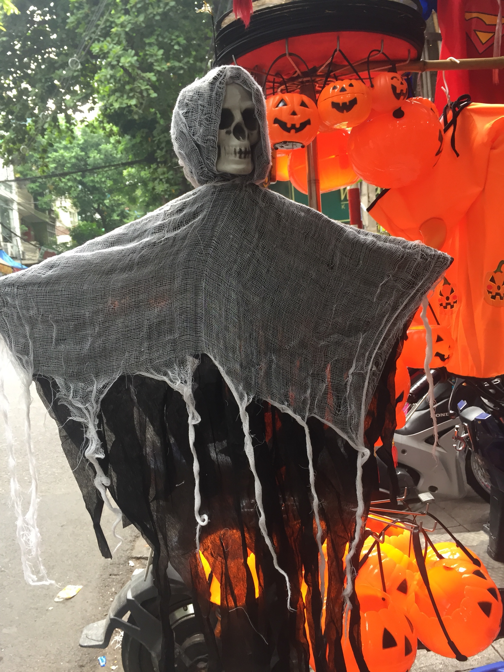 H&agrave;ng M&atilde; ngập tr&agrave;n h&agrave;ng h&oacute;a dịp lễ Halloween