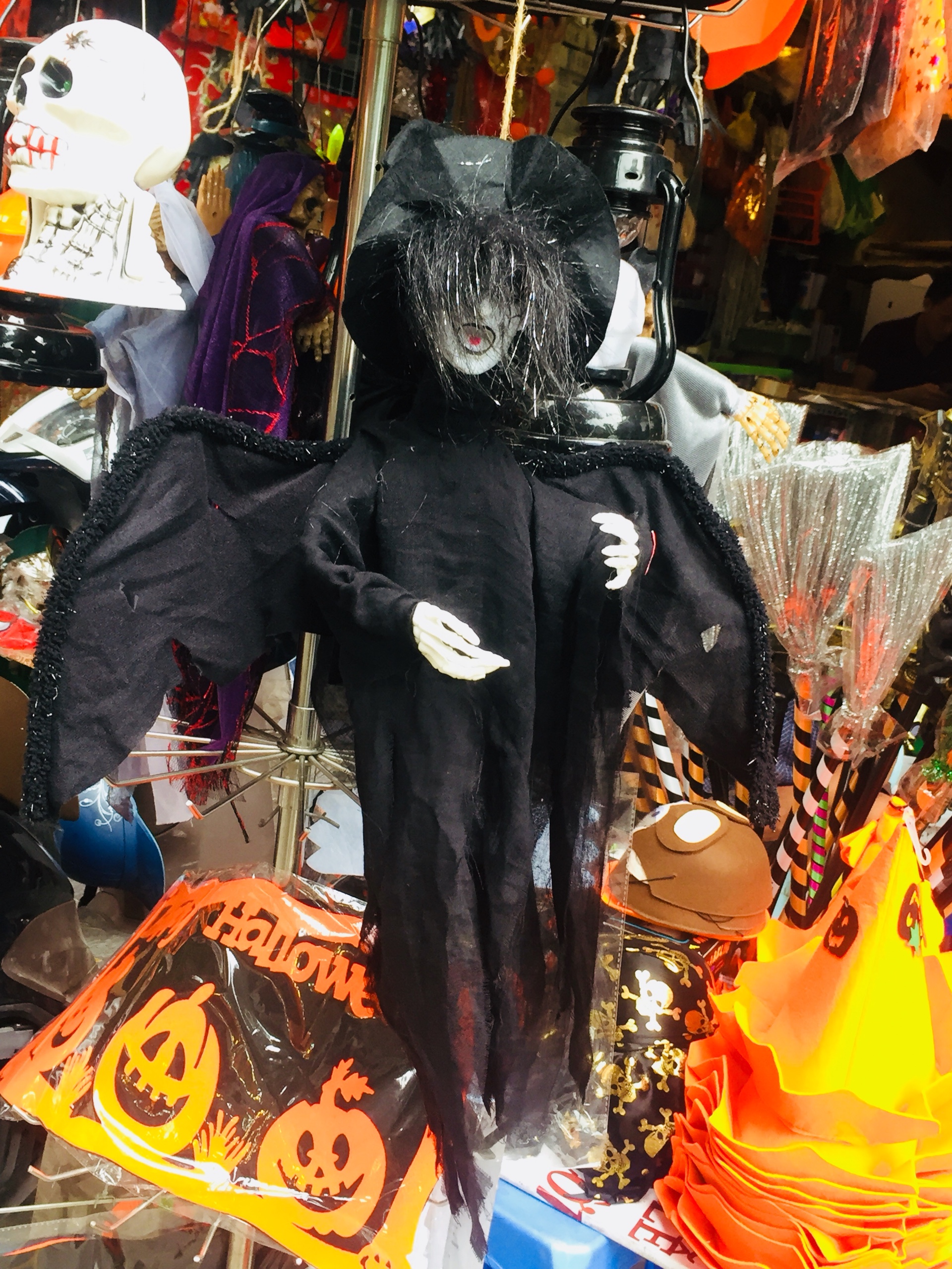 H&agrave;ng M&atilde; ngập tr&agrave;n h&agrave;ng h&oacute;a dịp lễ Halloween