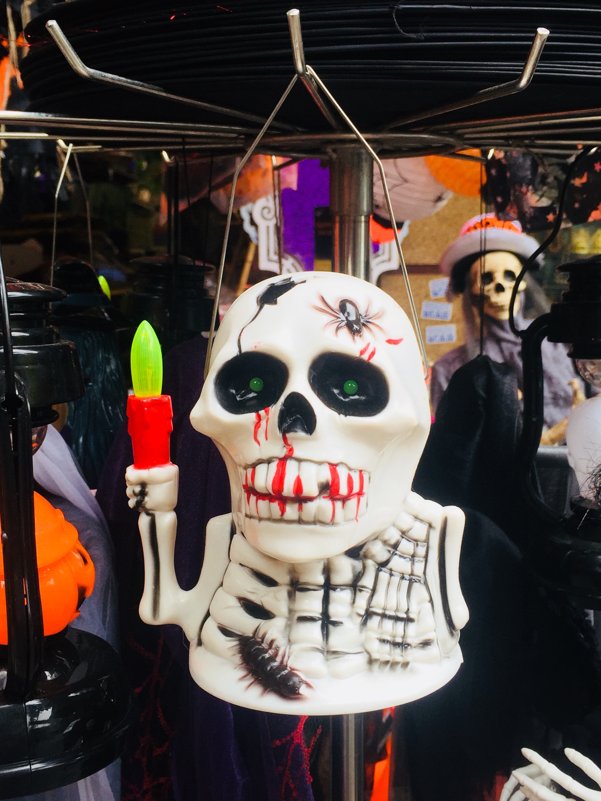 H&agrave;ng M&atilde; ngập tr&agrave;n h&agrave;ng h&oacute;a dịp lễ Halloween