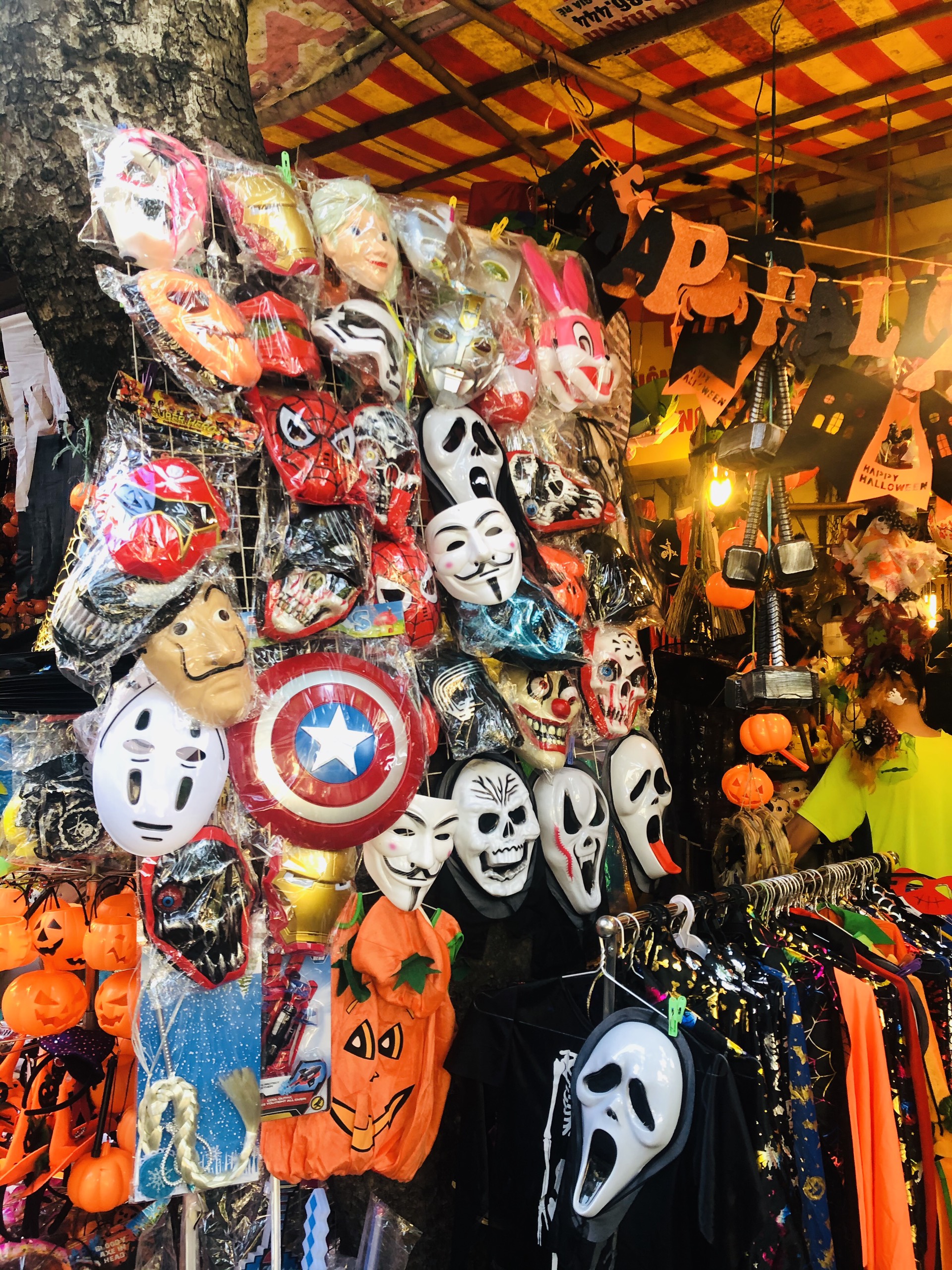H&agrave;ng M&atilde; ngập tr&agrave;n h&agrave;ng h&oacute;a dịp lễ Halloween