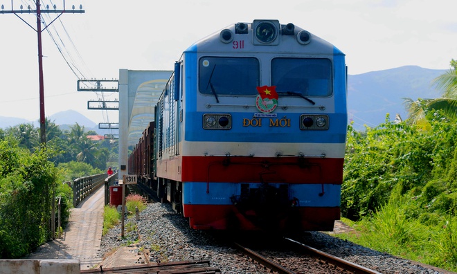 Sau Covid - 19, ng&agrave;nh đường sắt tiếp tục thiệt hại gần 27 tỷ đồng v&igrave; mưa lũ