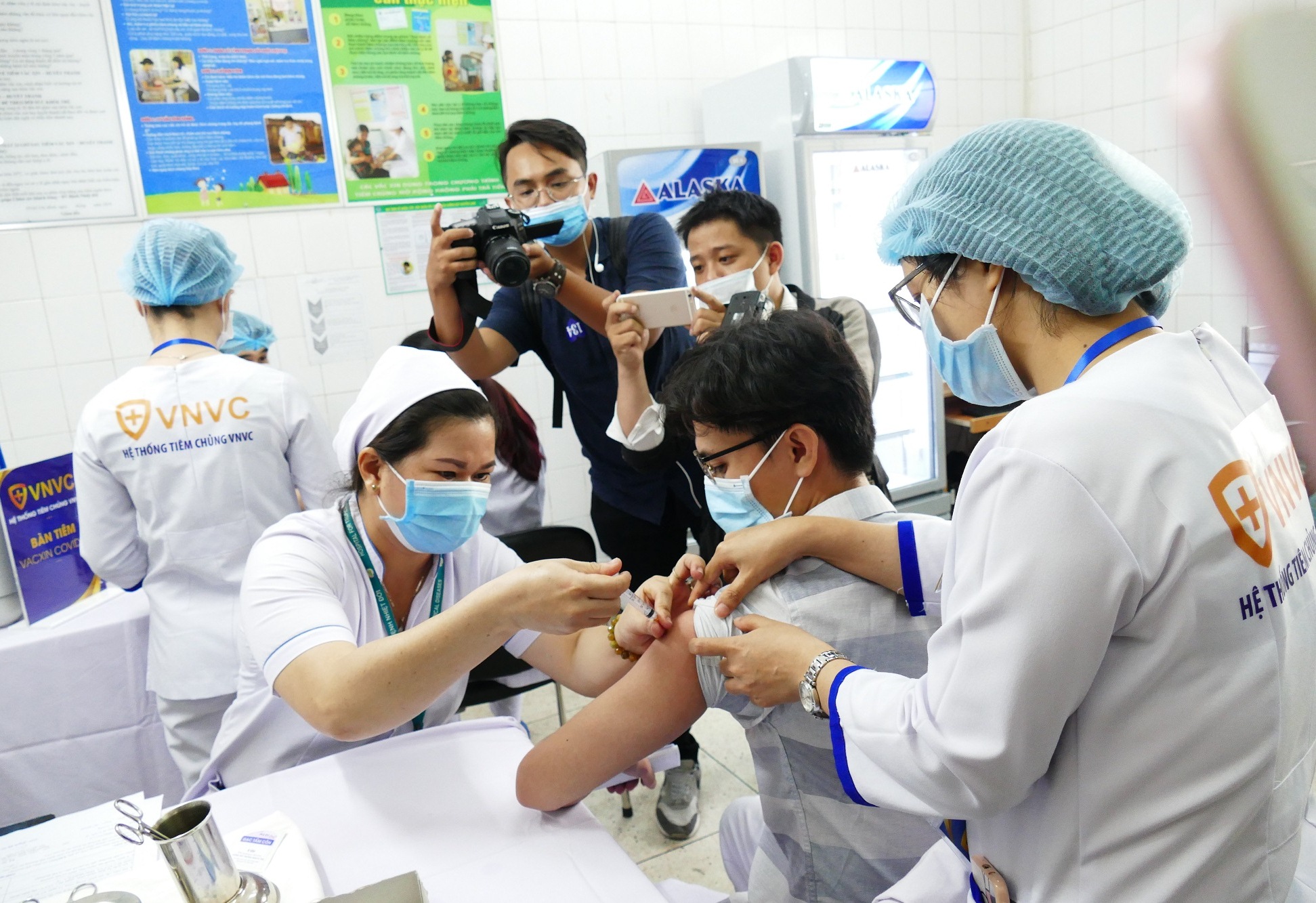 377 người ti&ecirc;m chủng vaccine COVID-19 trong ng&agrave;y đầu ti&ecirc;n