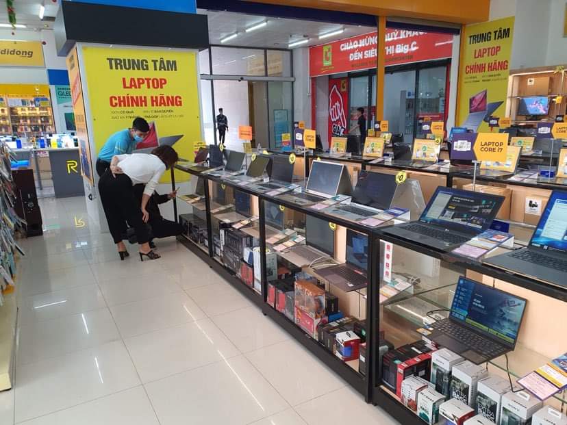 Laptop, m&aacute;y t&iacute;nh bảng gi&uacute;p si&ecirc;u thị điện m&aacute;y tạo doanh thu giữa m&ugrave;a dịch