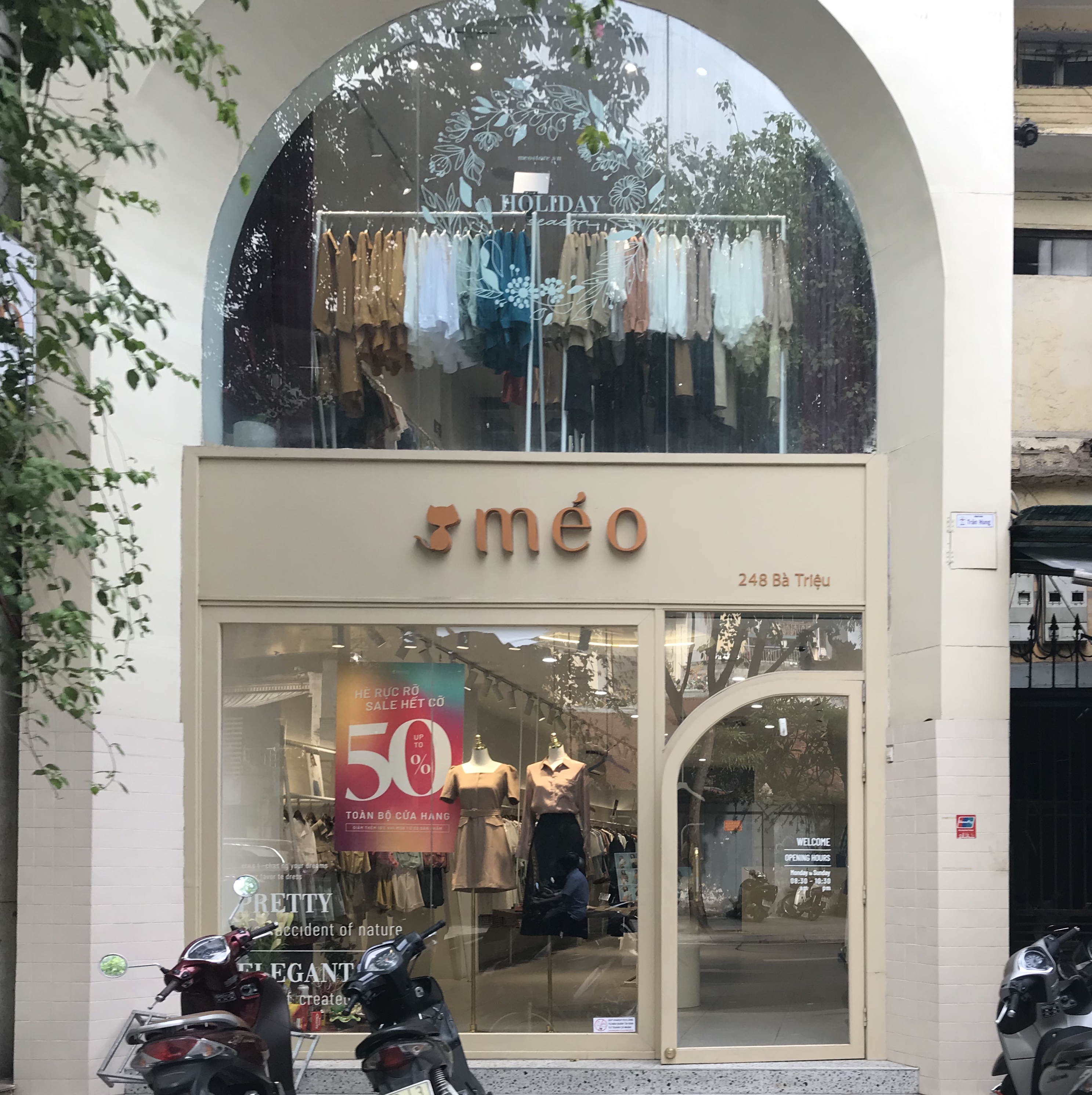 Dịch bệnh khiến c&aacute;c cửa h&agrave;ng thời trang 'vắng tanh như ch&ugrave;a B&agrave; Đanh' d&ugrave; đ&atilde; sale đến 70%